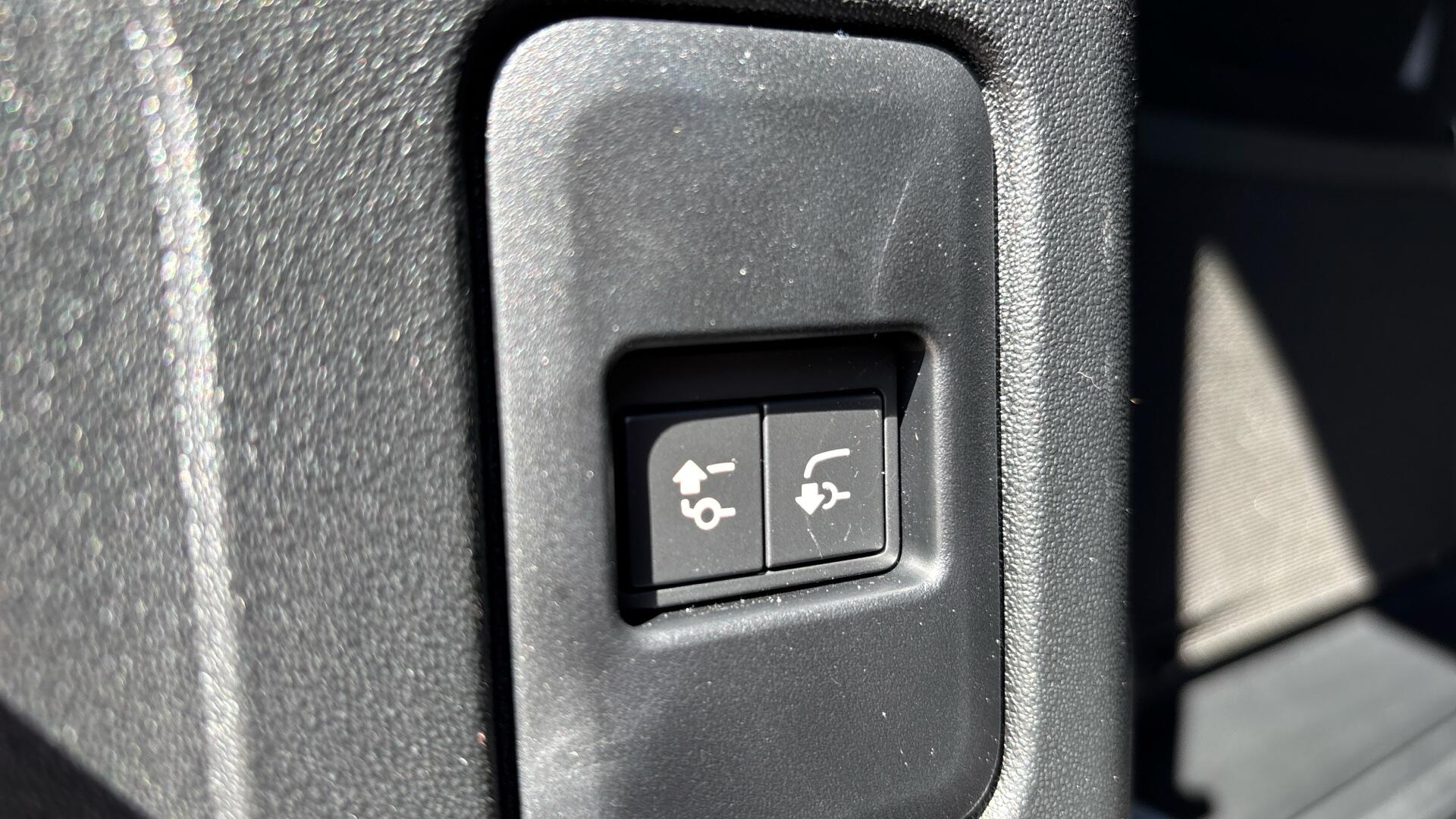 Land Rover Defender view 29