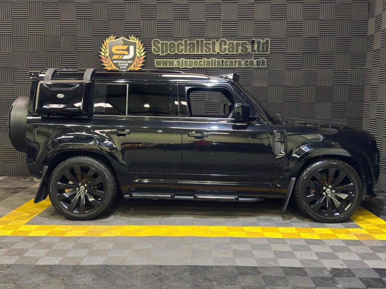 Land Rover Defender 110 view 4