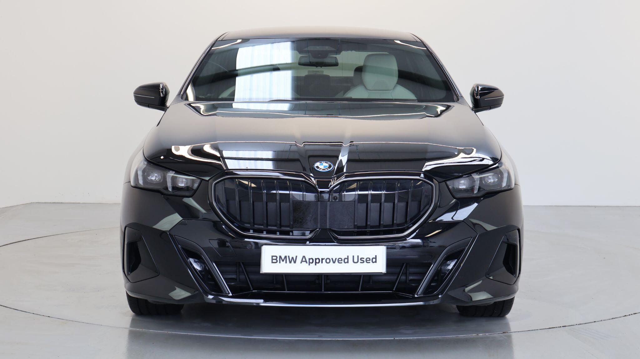 BMW 5 Series view 15