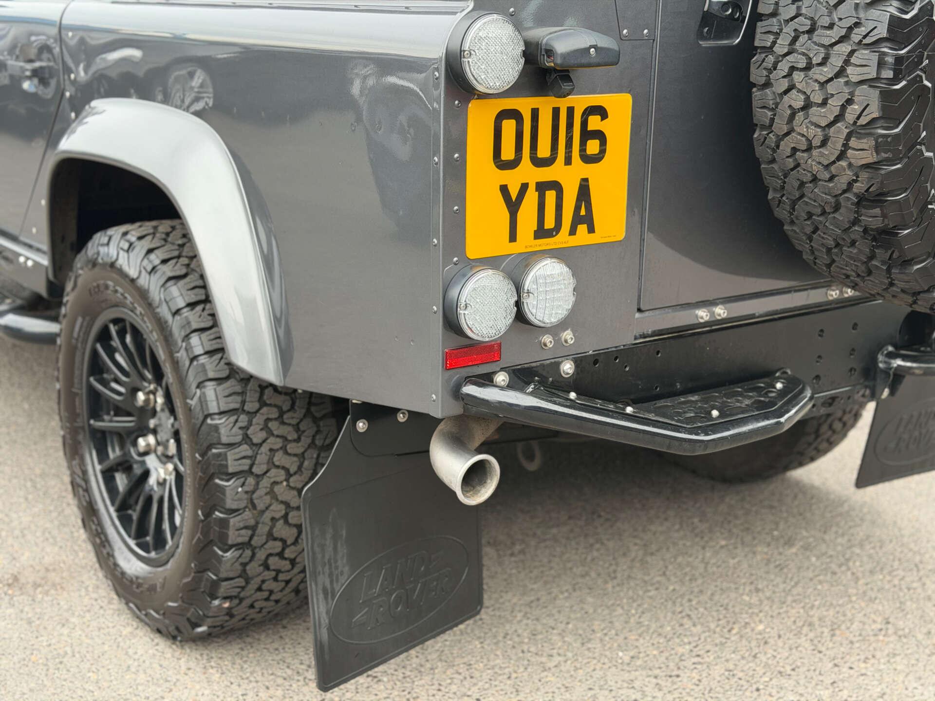 Land Rover Defender 110 view 33