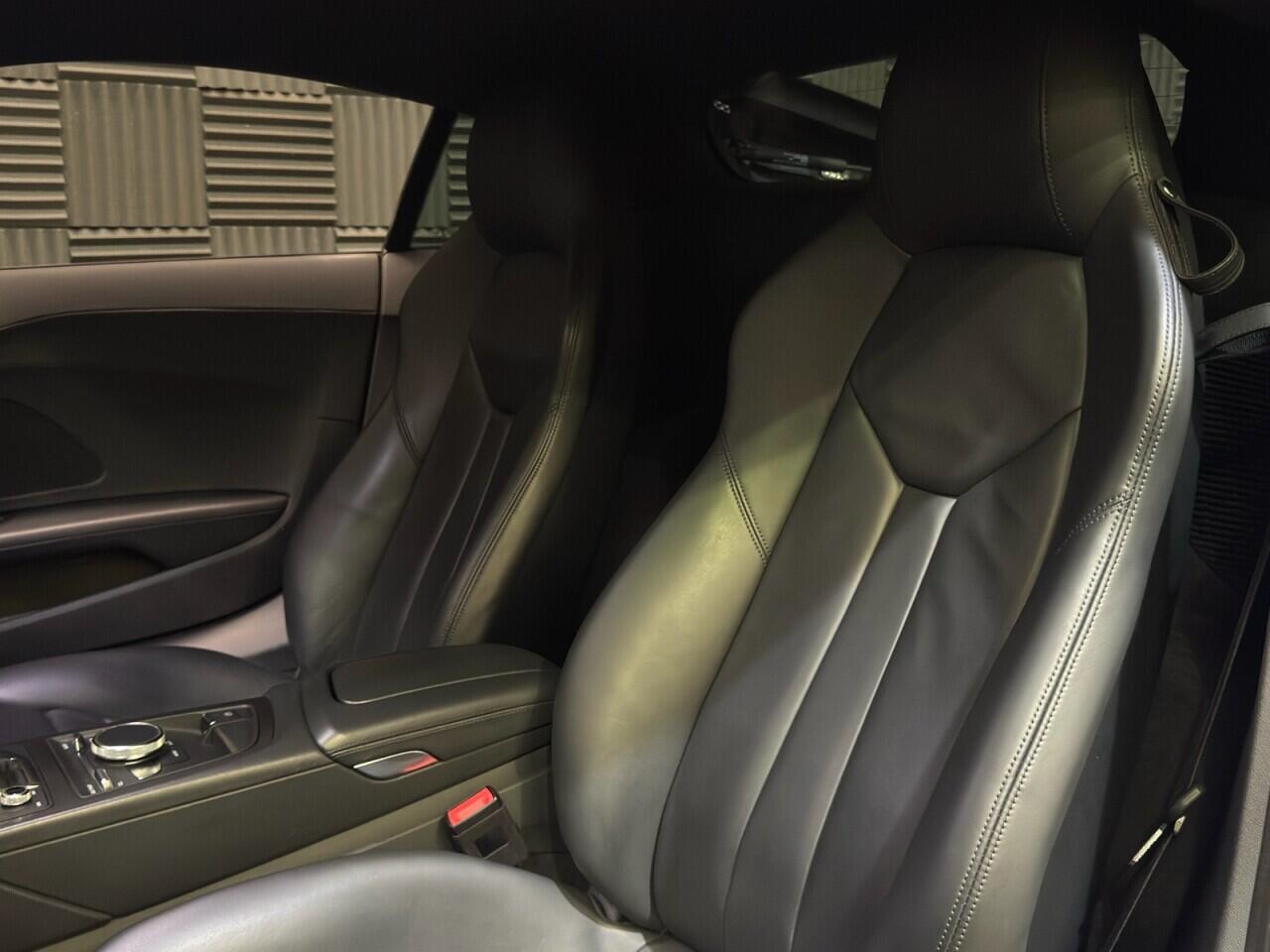 Audi R8 view 25