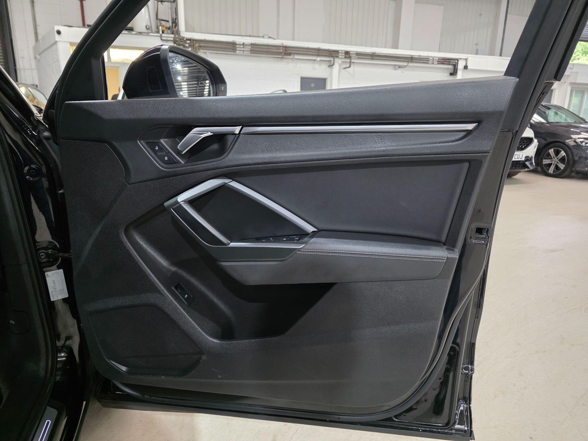 Audi Q3 view 13