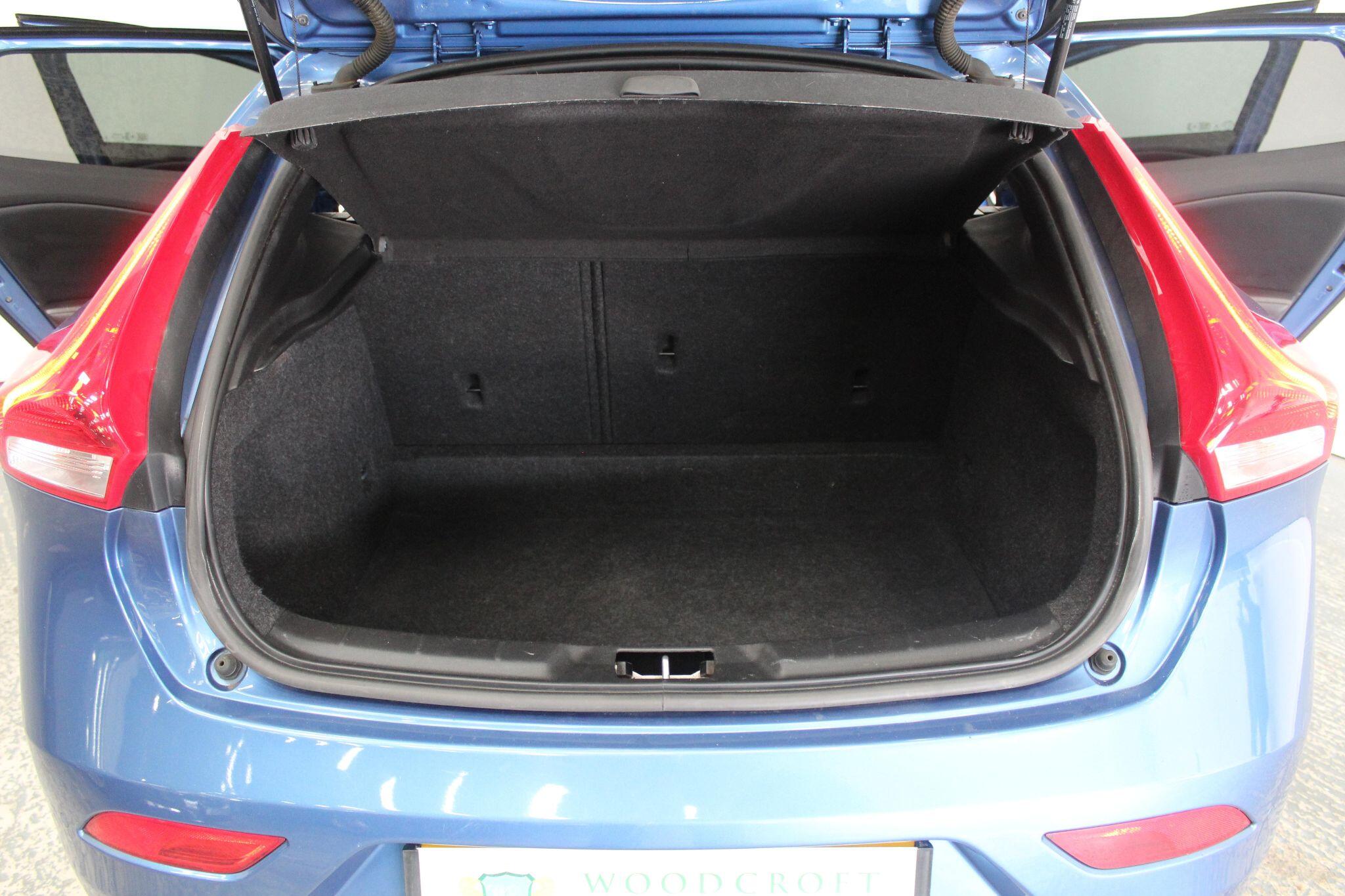 Volvo V40 view 23