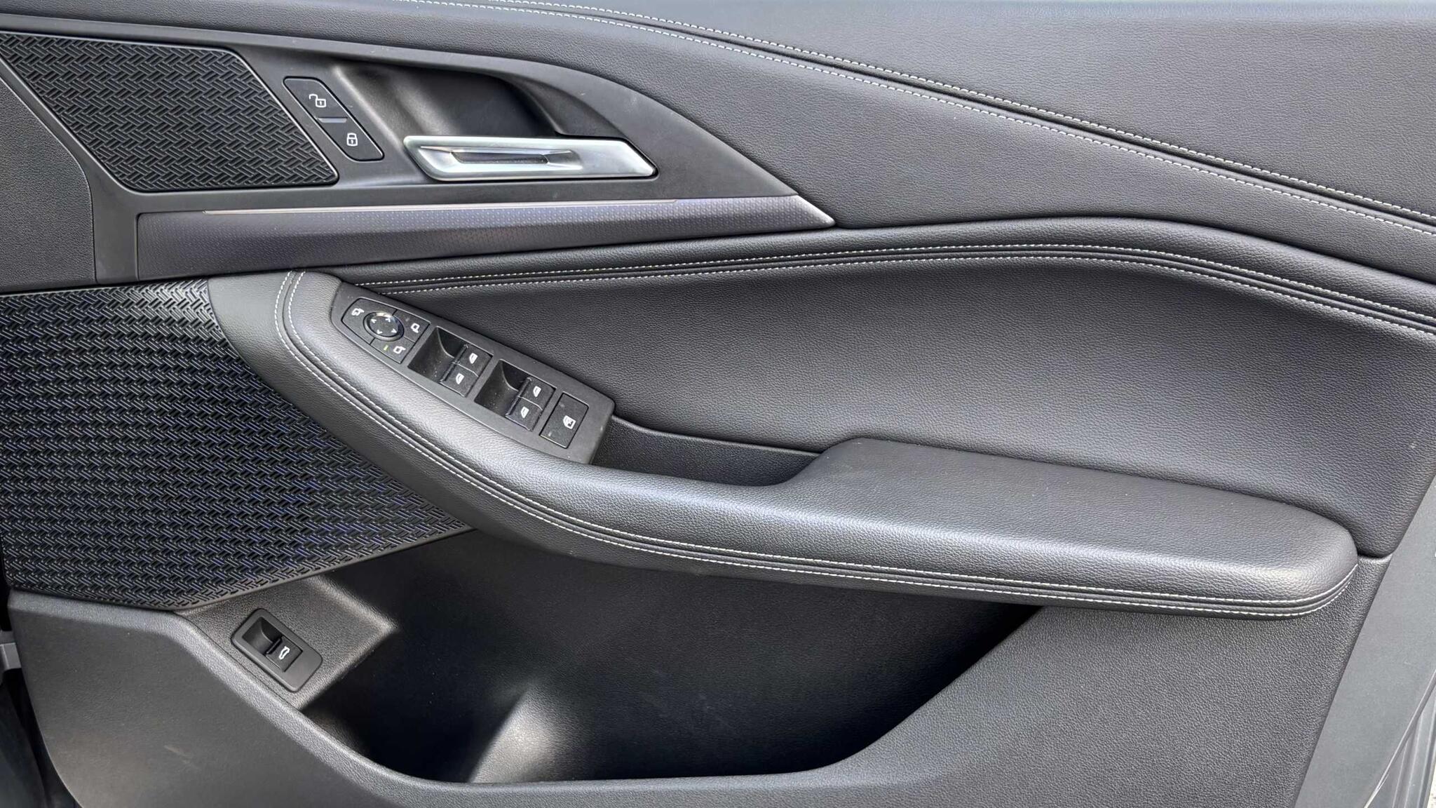 BMW 2 Series view 24