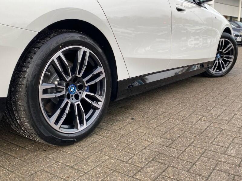 BMW 5 Series view 48