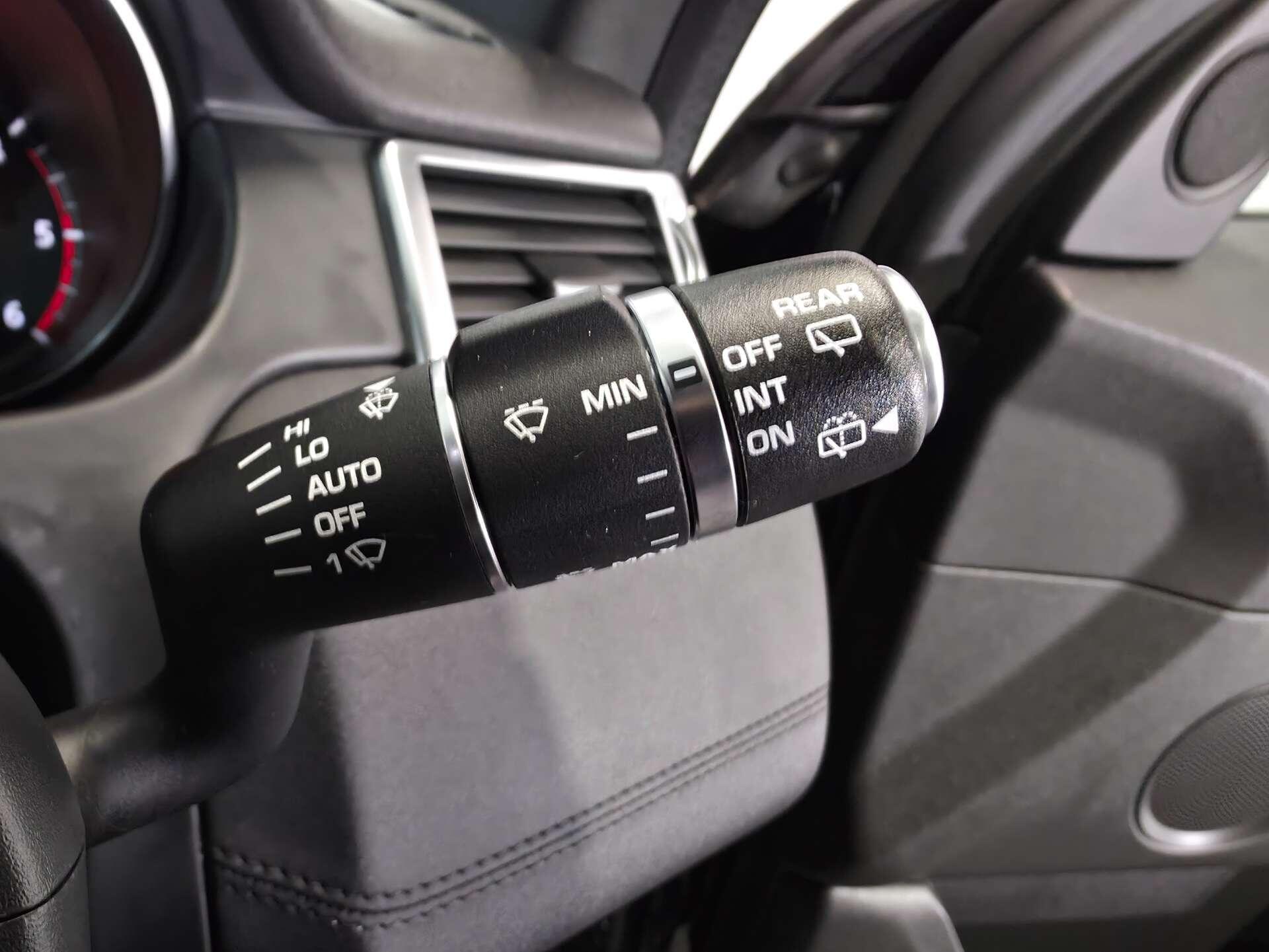 Land Rover Discovery Sport view 40