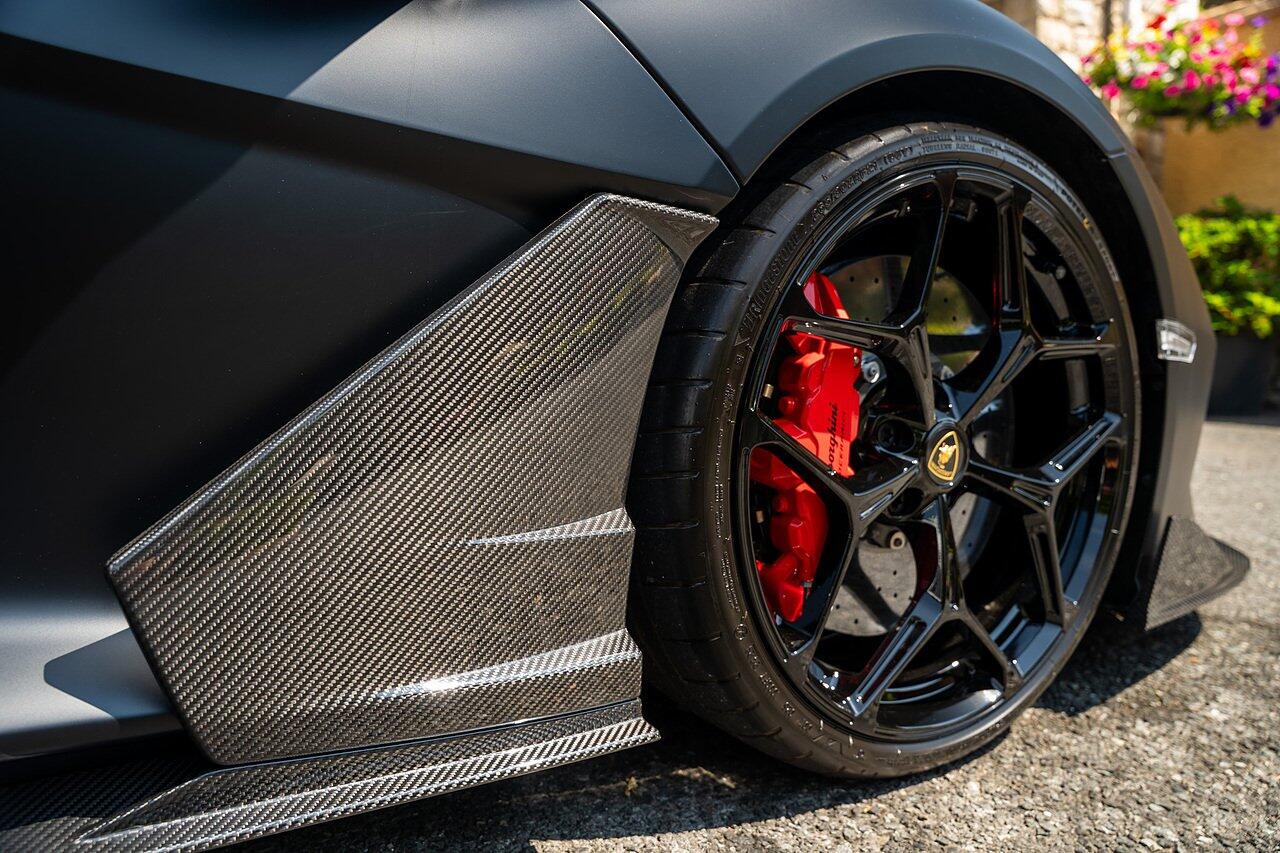 Lamborghini Revuelto view 8