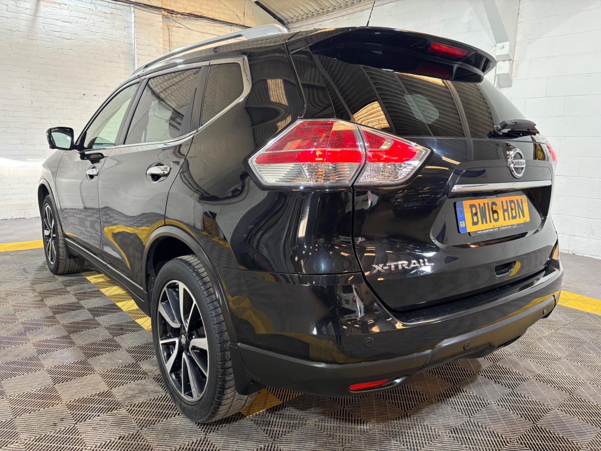Nissan X-Trail view 4