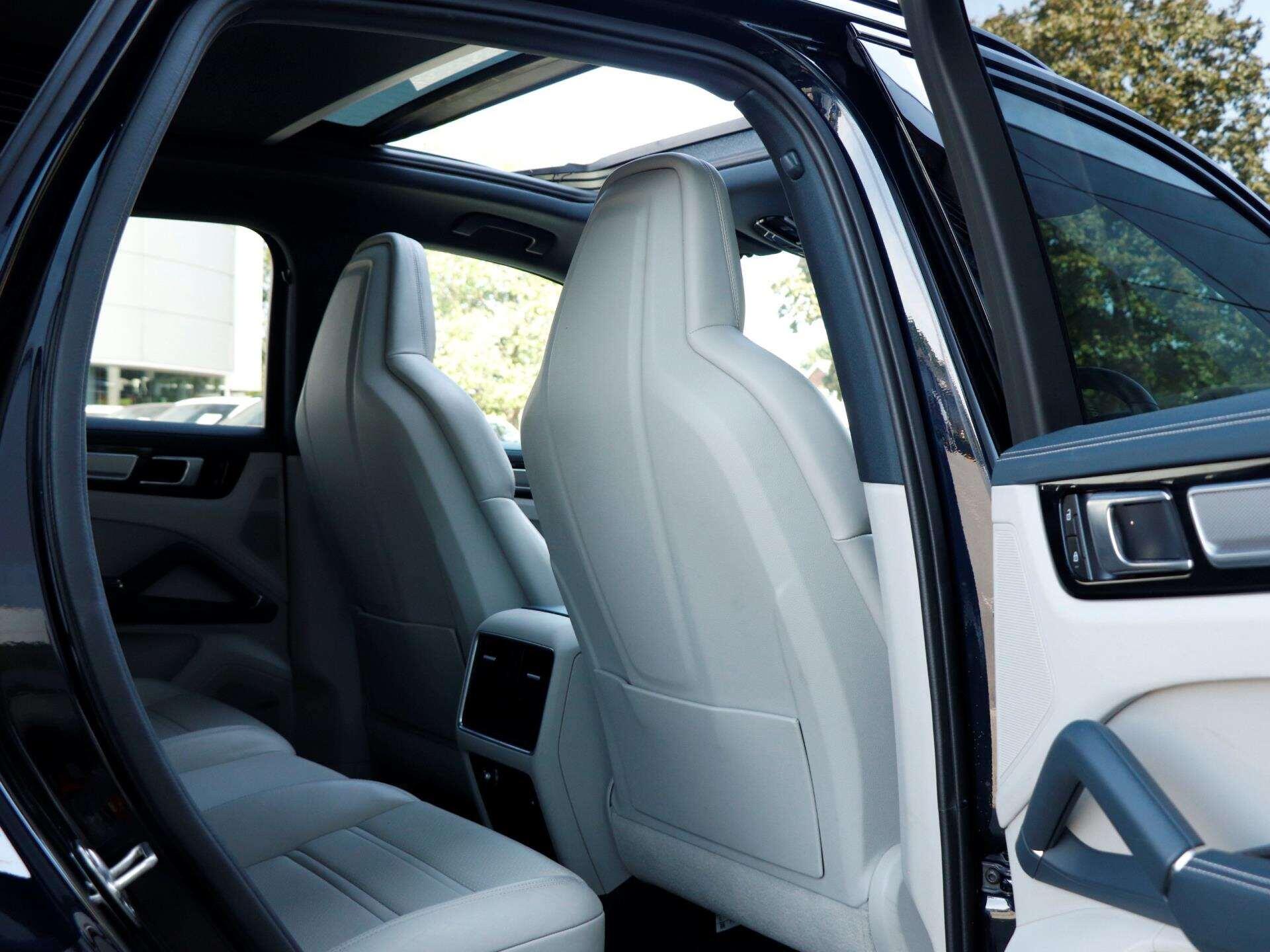 Porsche Cayenne view 27