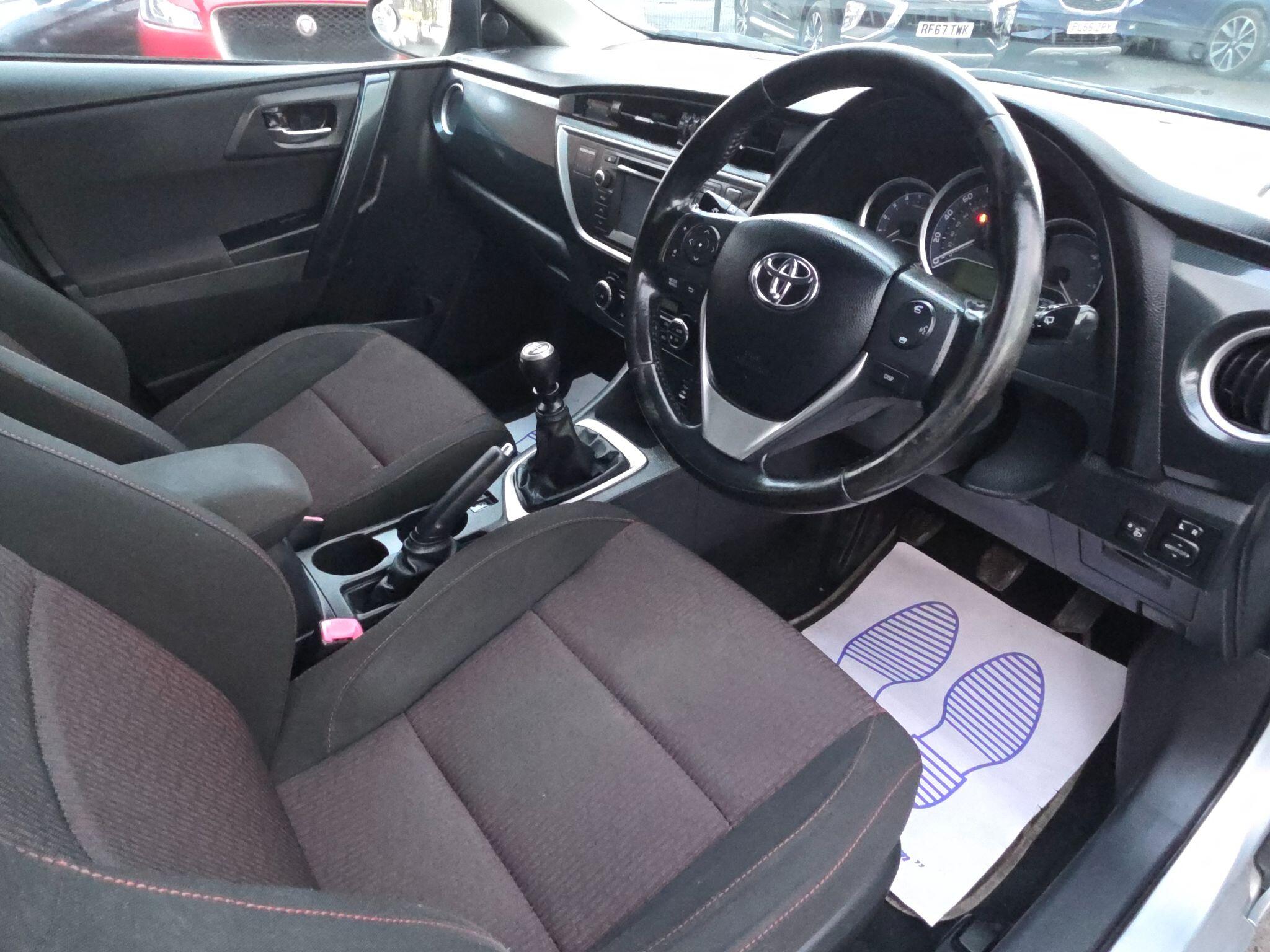 2013 Toyota Auris image 19