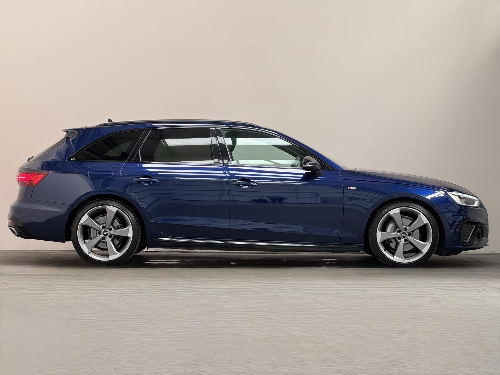 Audi A4 Avant view 13