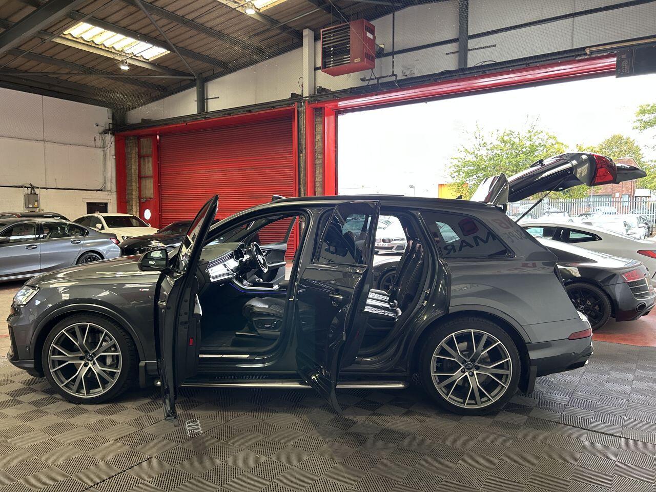 Audi Q7 view 14