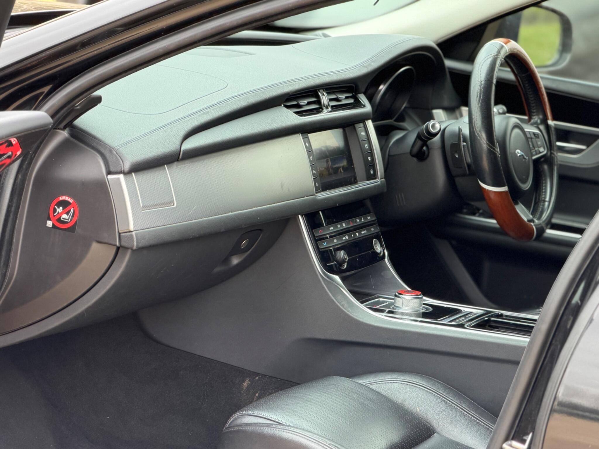 2016 Jaguar XF 2.0d Prestige Auto Euro 6 (s/s) 4dr image 21