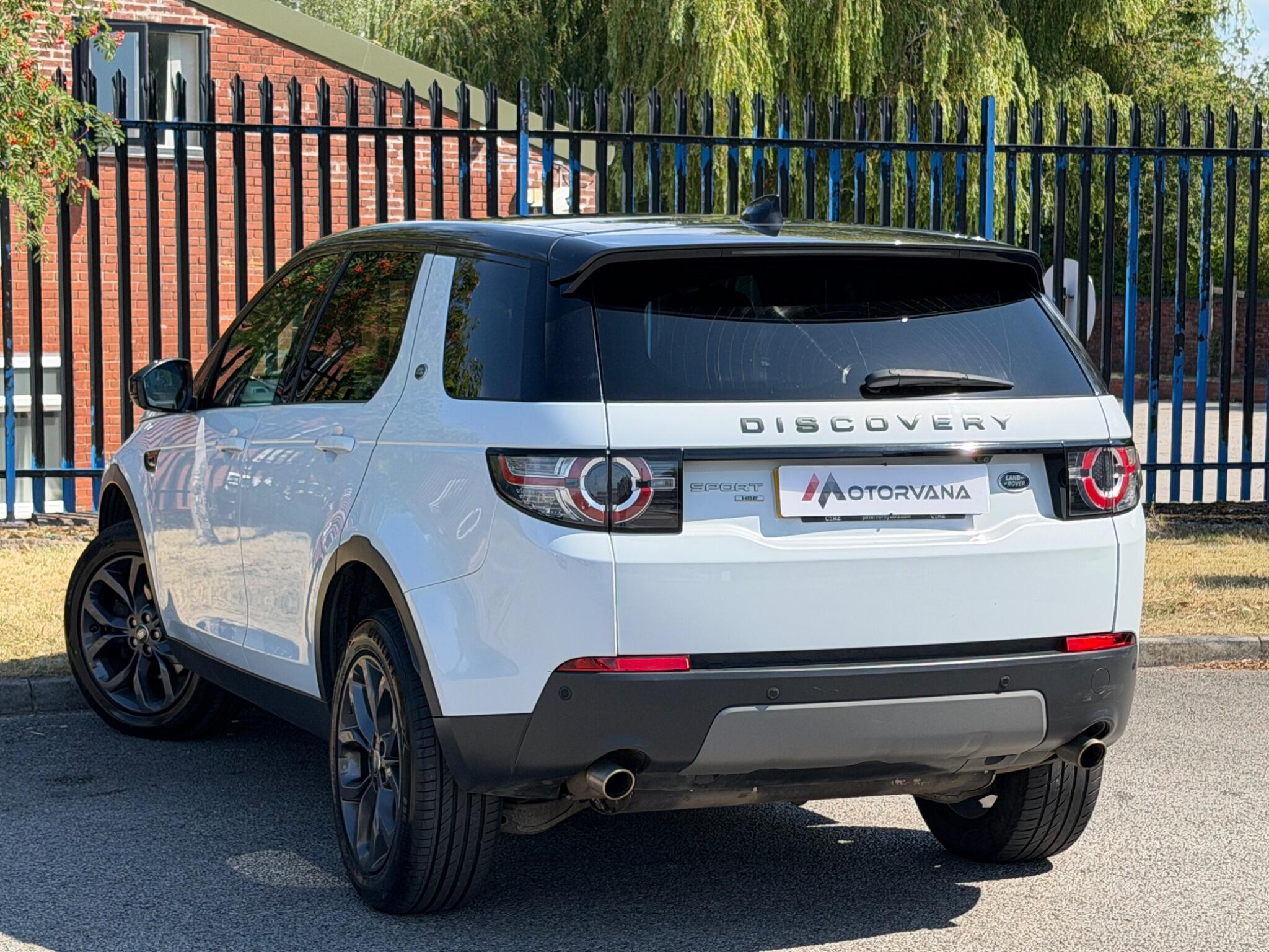 Land Rover Discovery Sport view 4