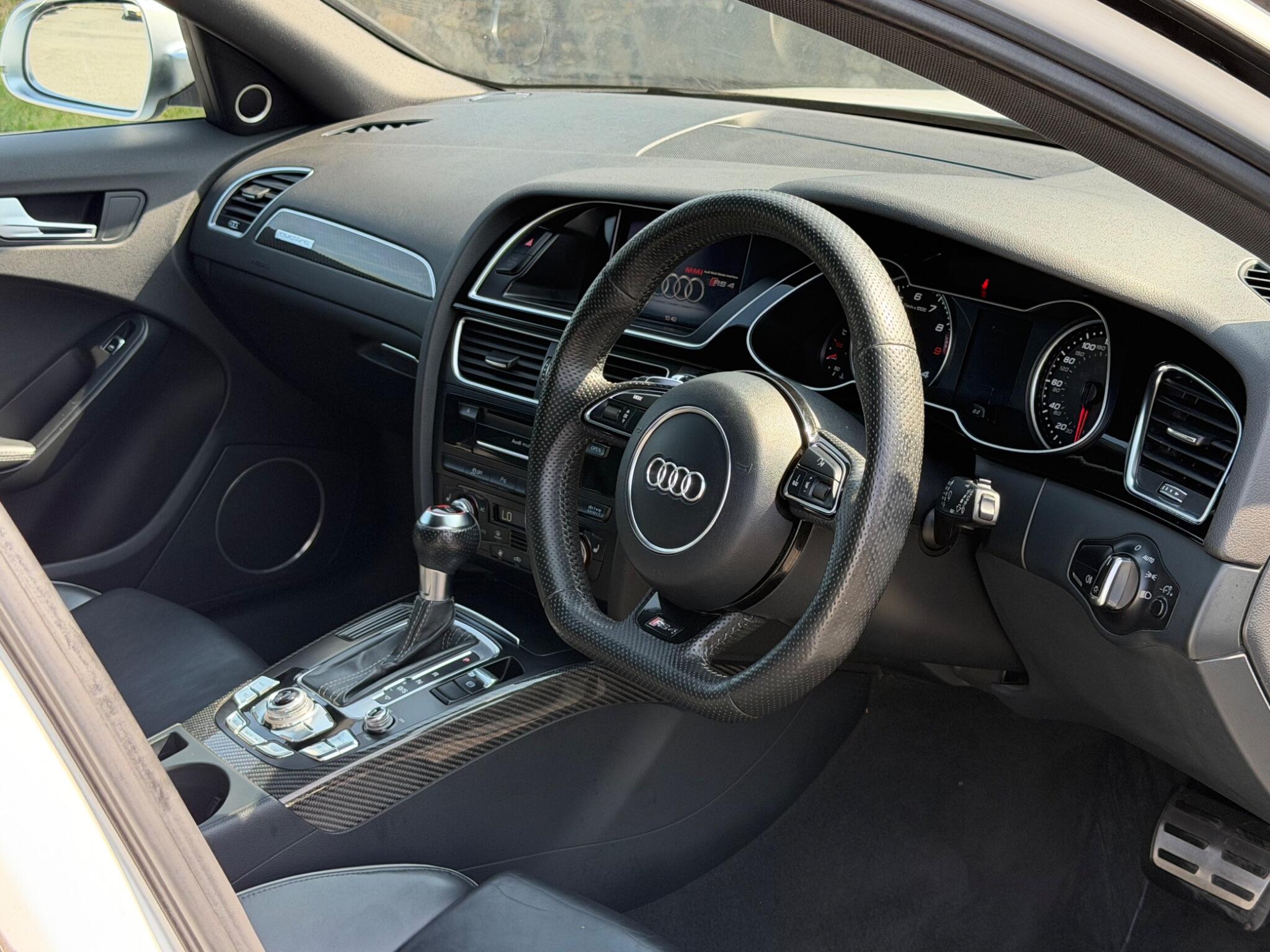 Audi RS4 view 11