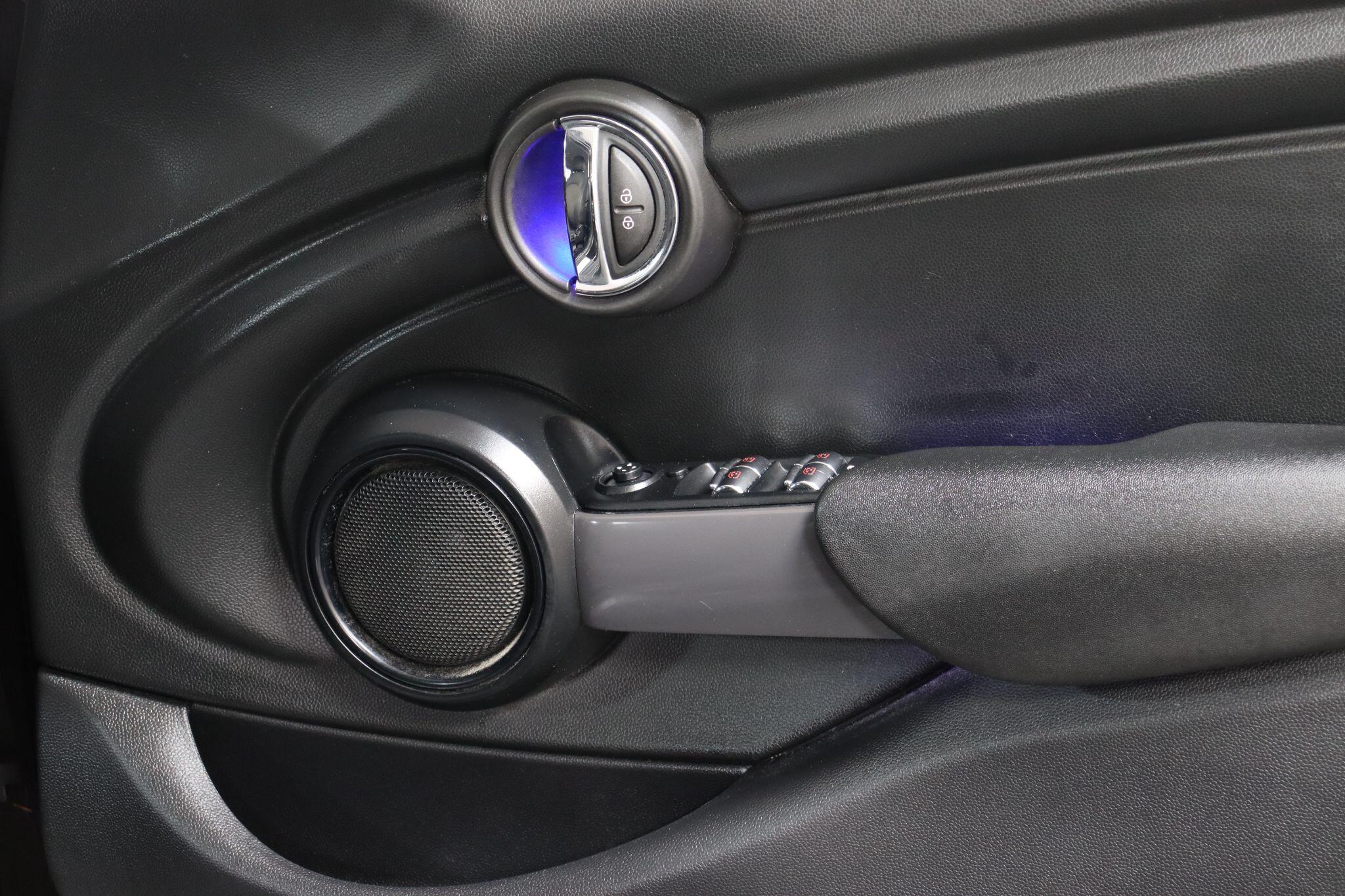 Mini Hatch view 36