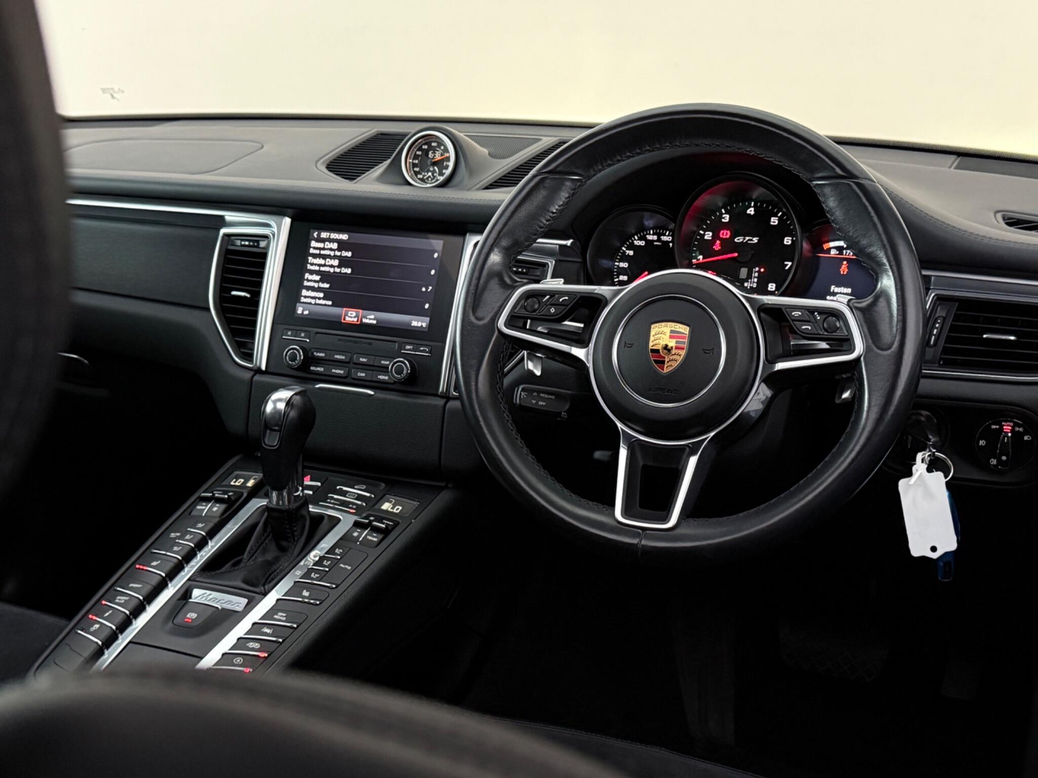 Porsche Macan view 24