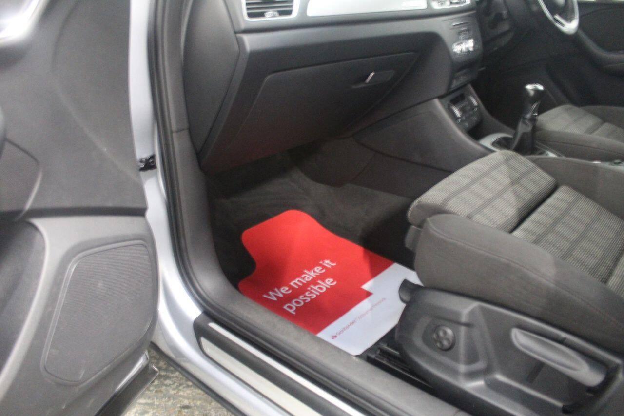 Audi Q3 view 32