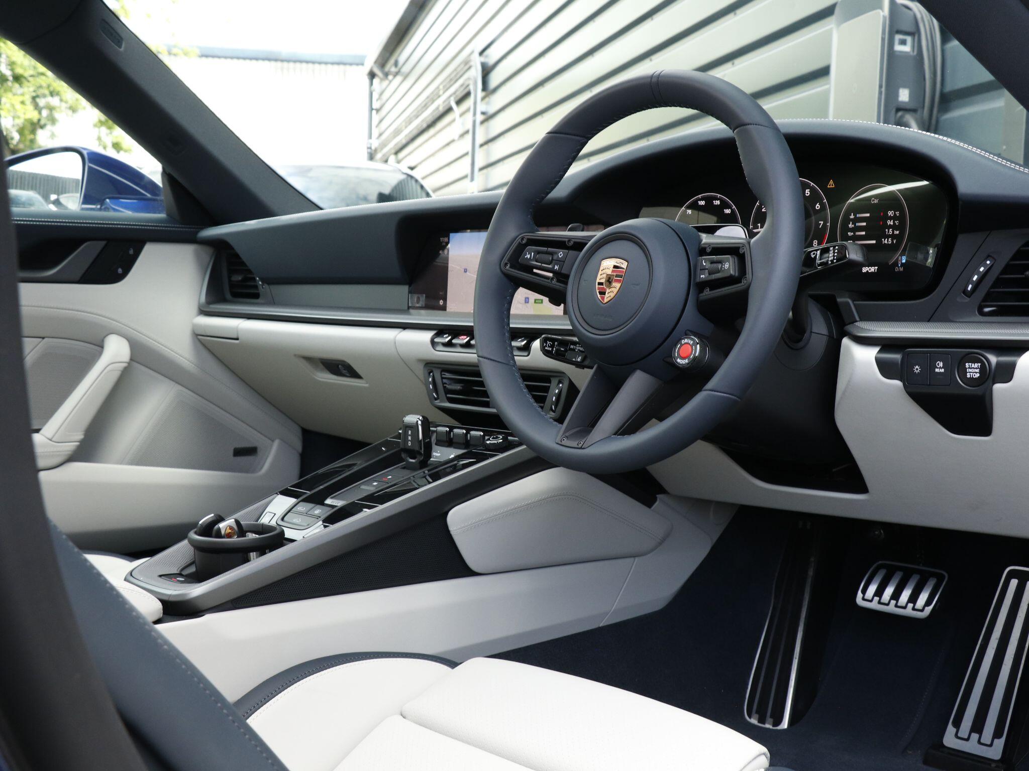 Porsche 911 view 11