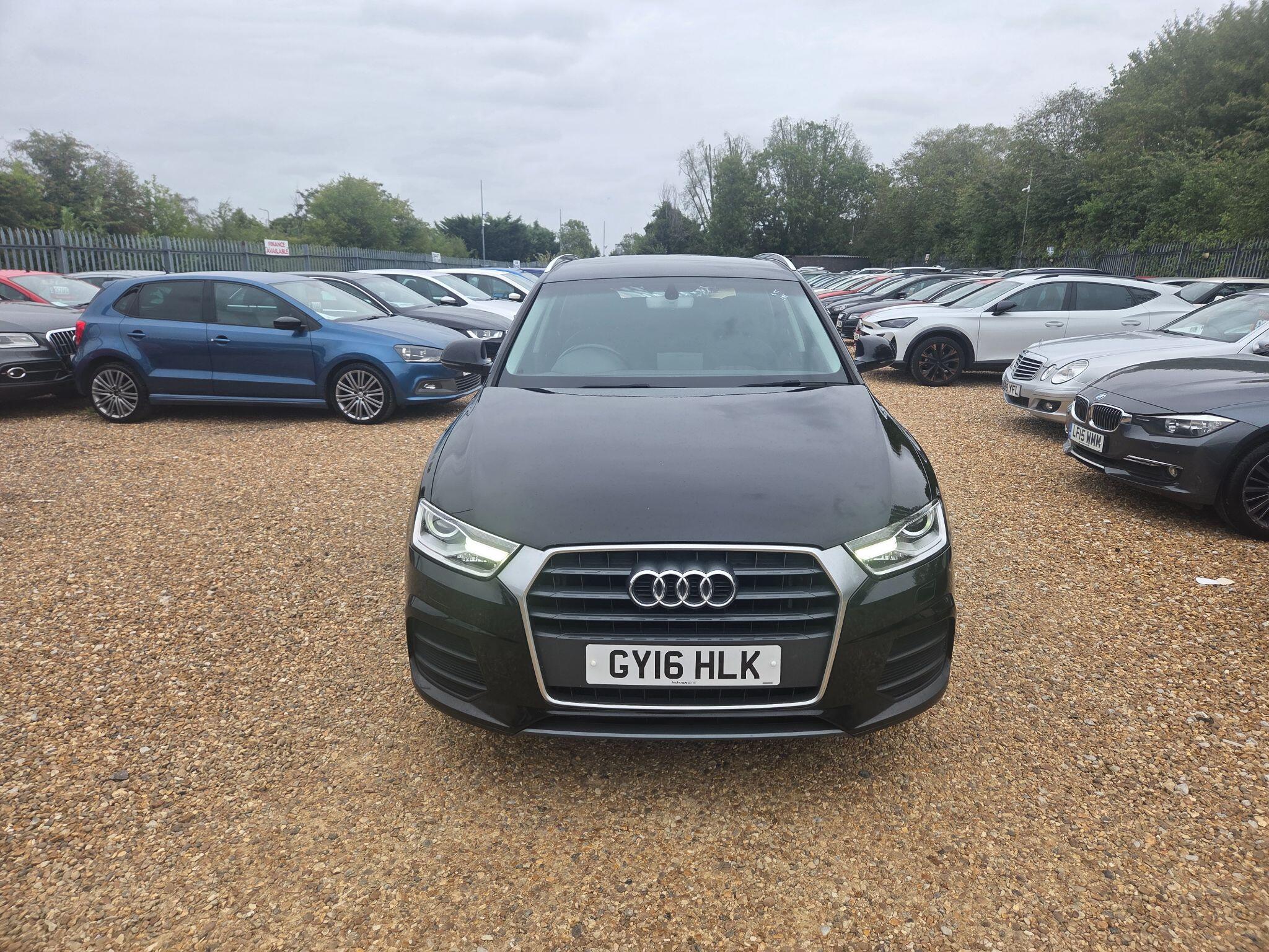 Audi Q3 view 10