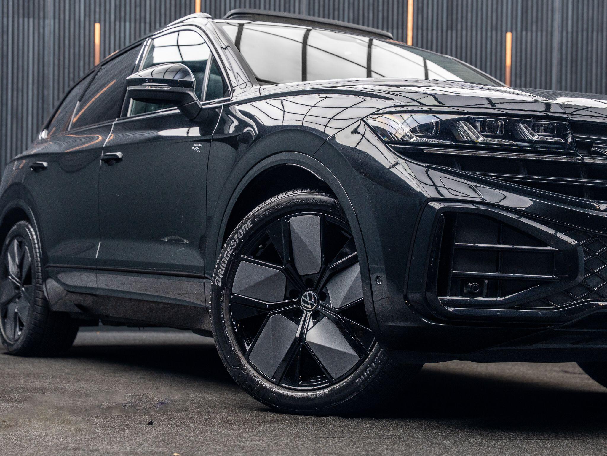 Volkswagen Touareg view 7