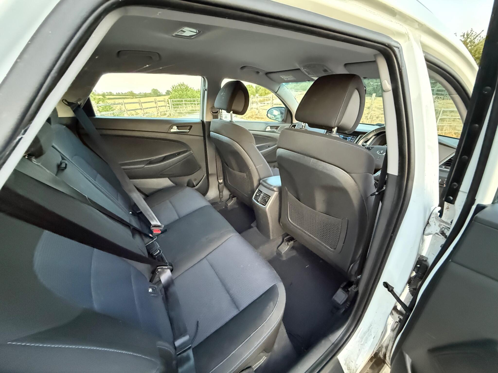 Hyundai TUCSON 2.0 CRDi Premium SE 4WD Euro 6 5dr — photo 37 of 102