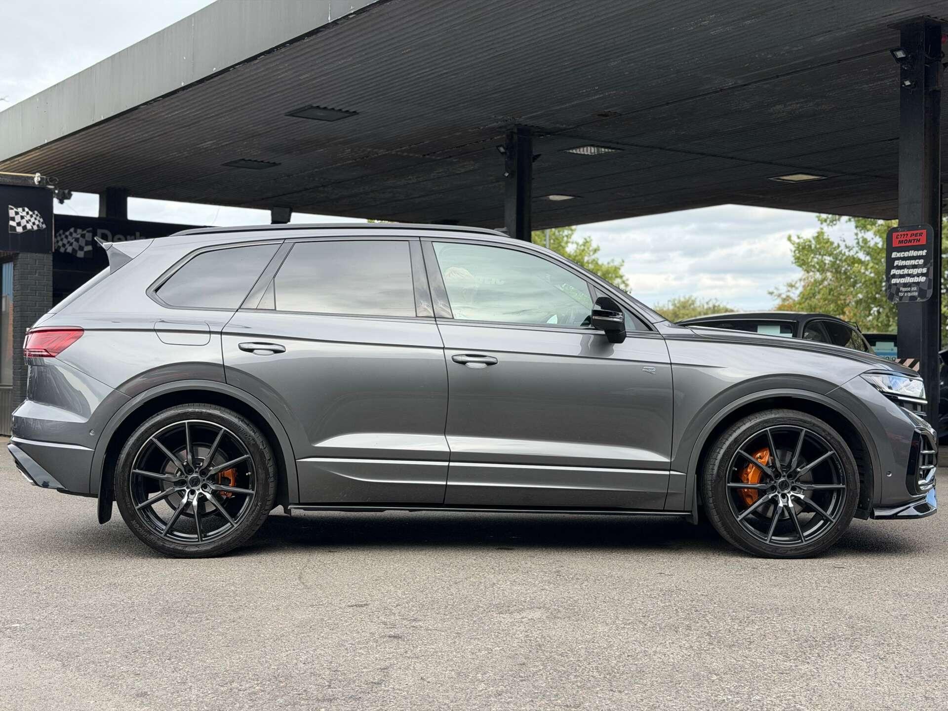 Volkswagen Touareg view 10