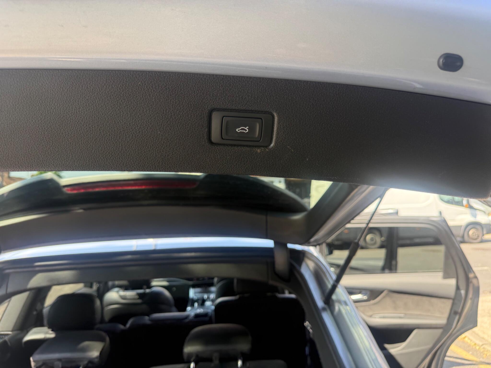 Audi Q7 view 12