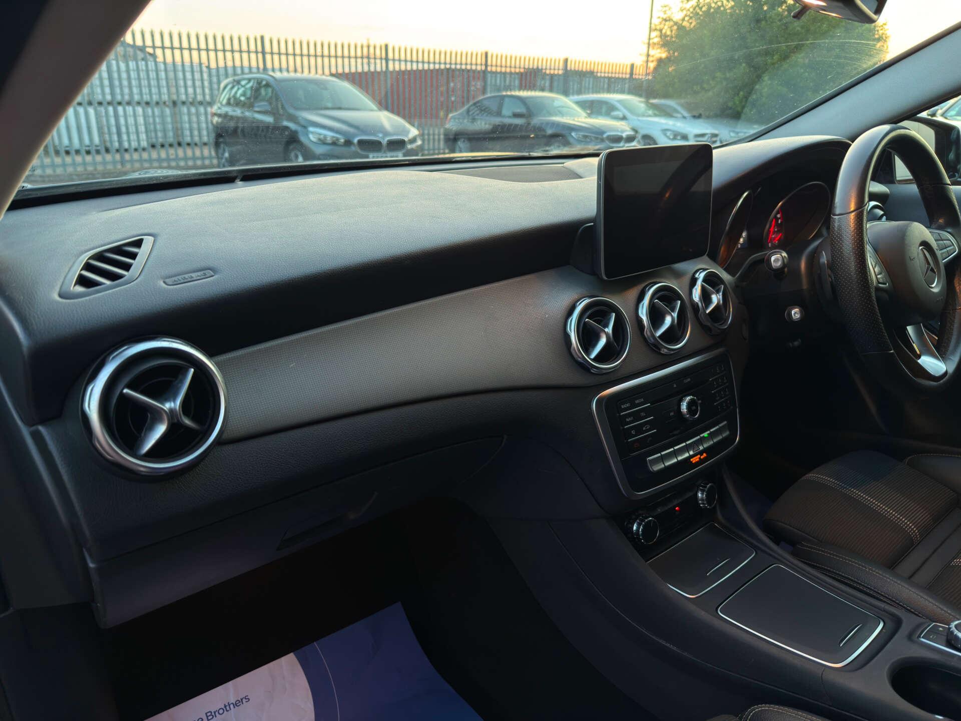 Mercedes-Benz Gla view 36