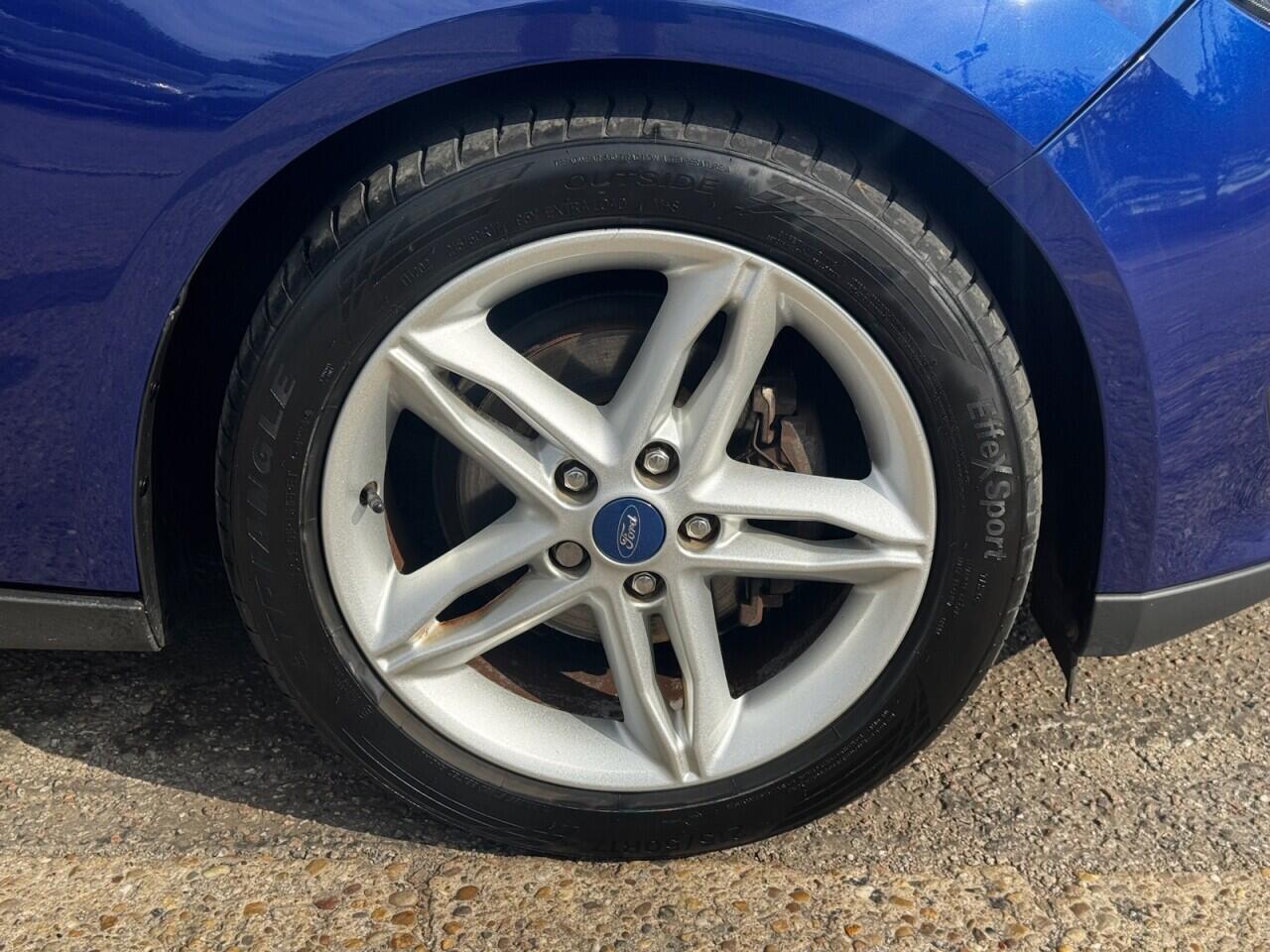 Ford Focus view 16