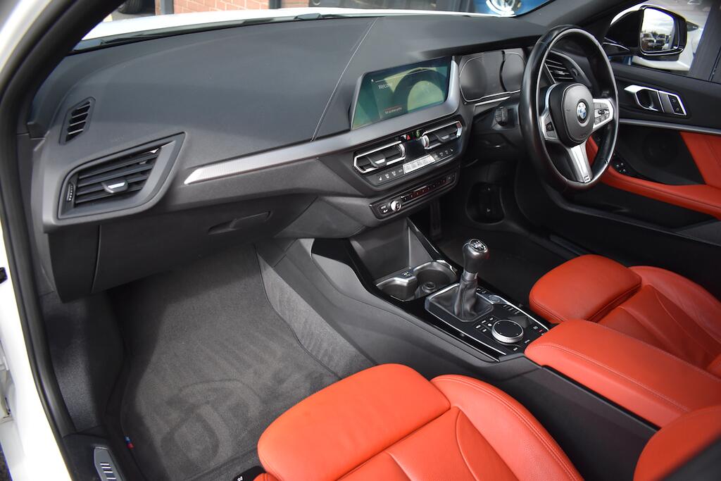 BMW 1 Series view 16