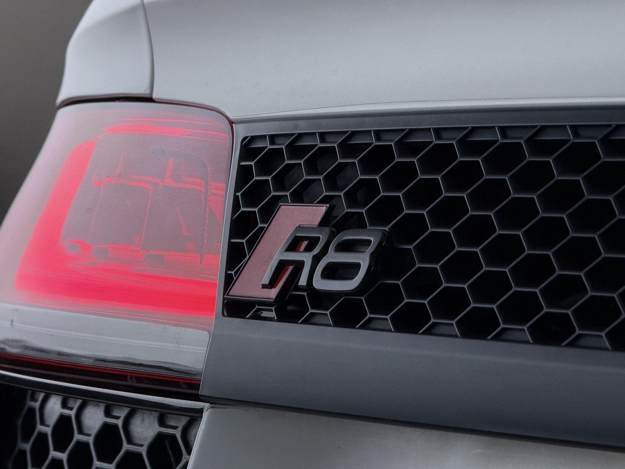 Audi R8 view 10