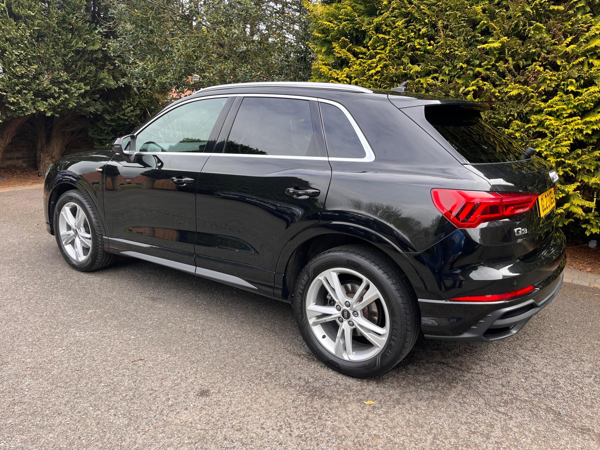 Audi Q3 view 11