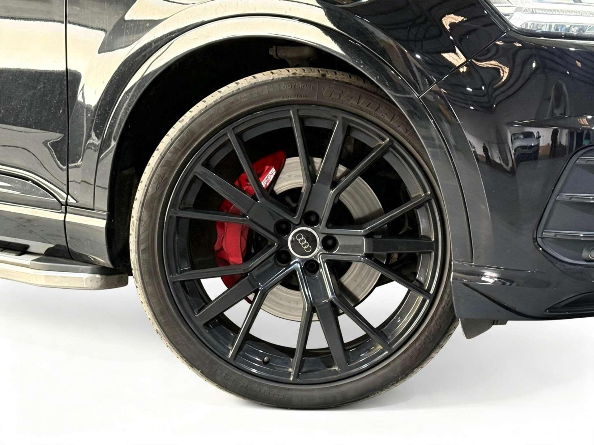 Audi Q7 view 3