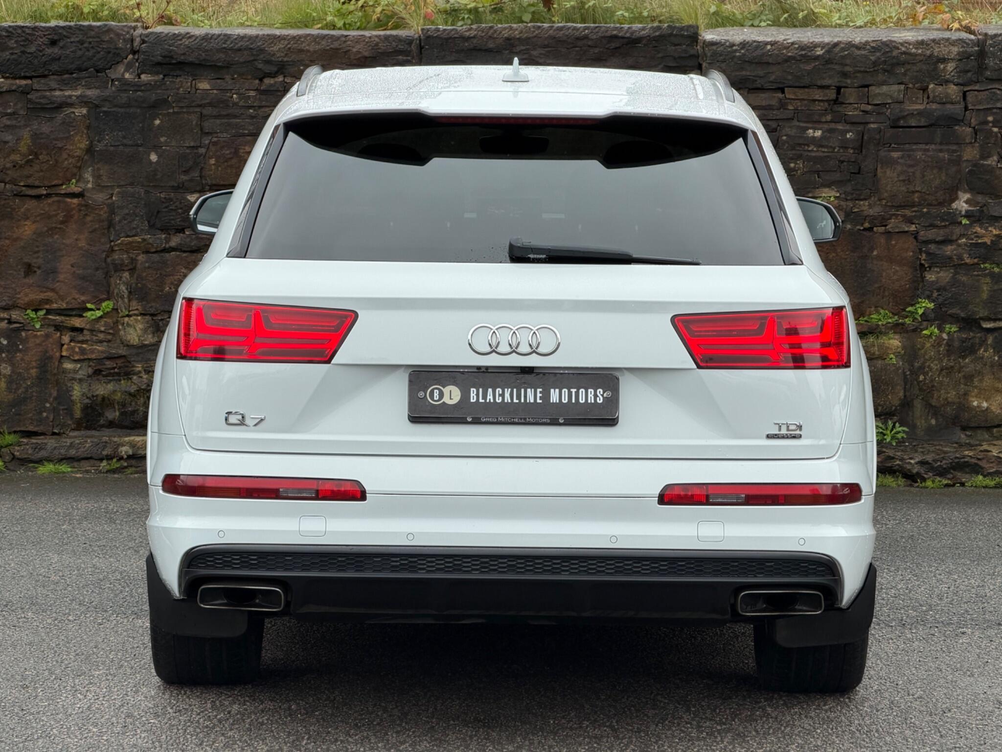 Audi Q7 view 6