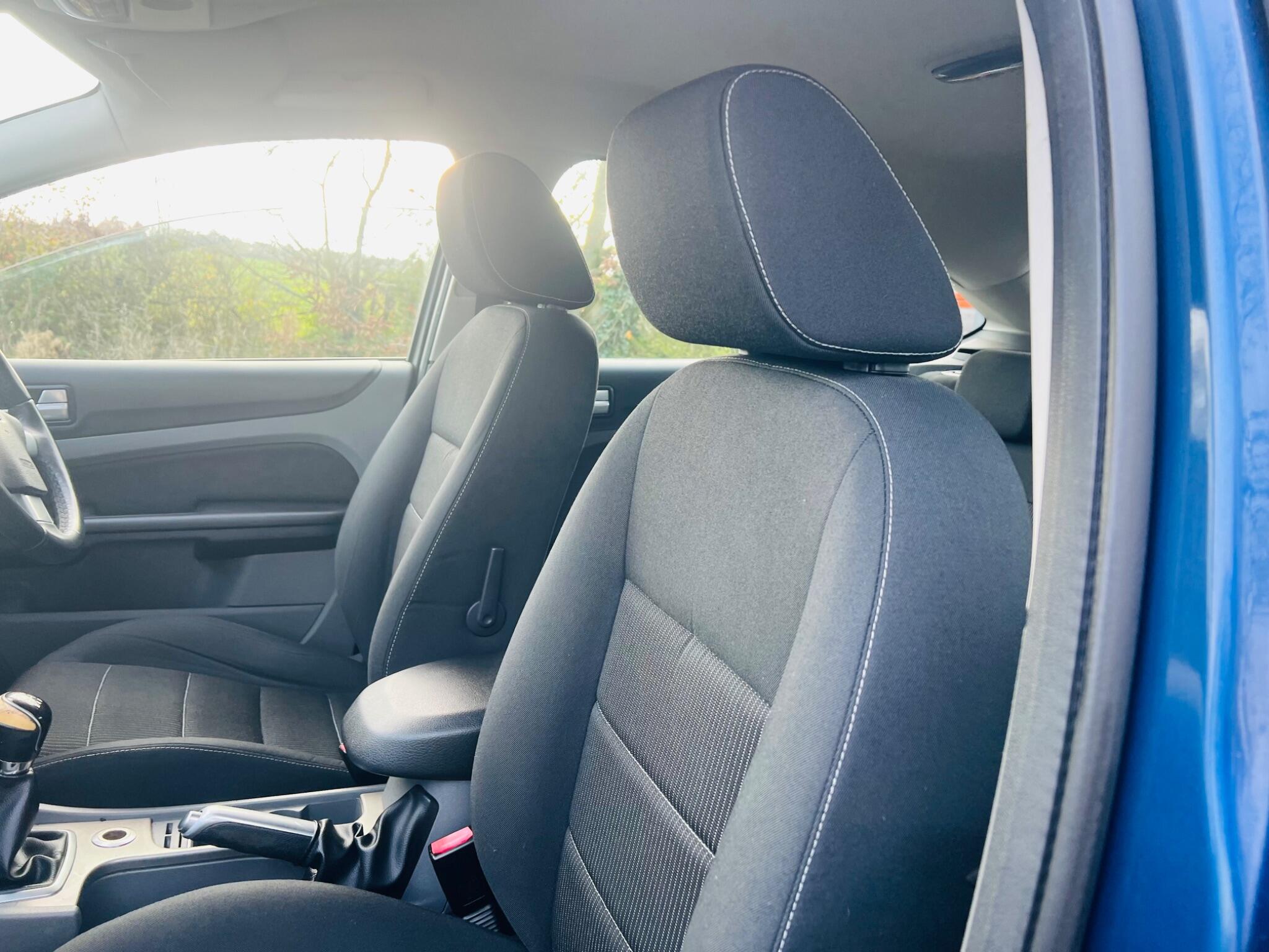 2009 Ford Focus image 12