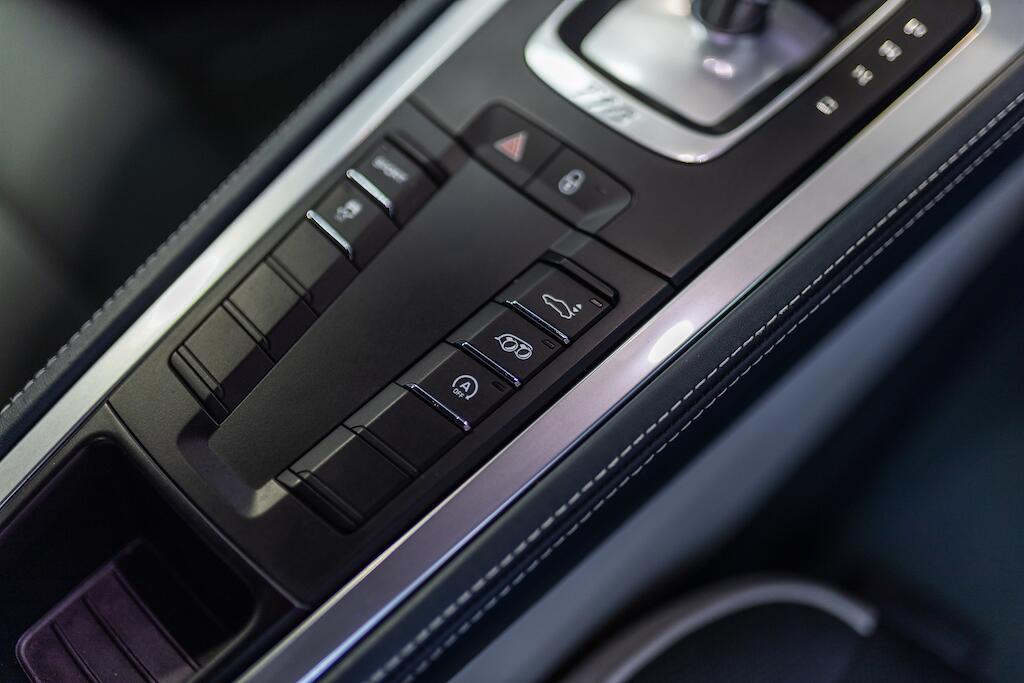 Porsche Cayman view 23