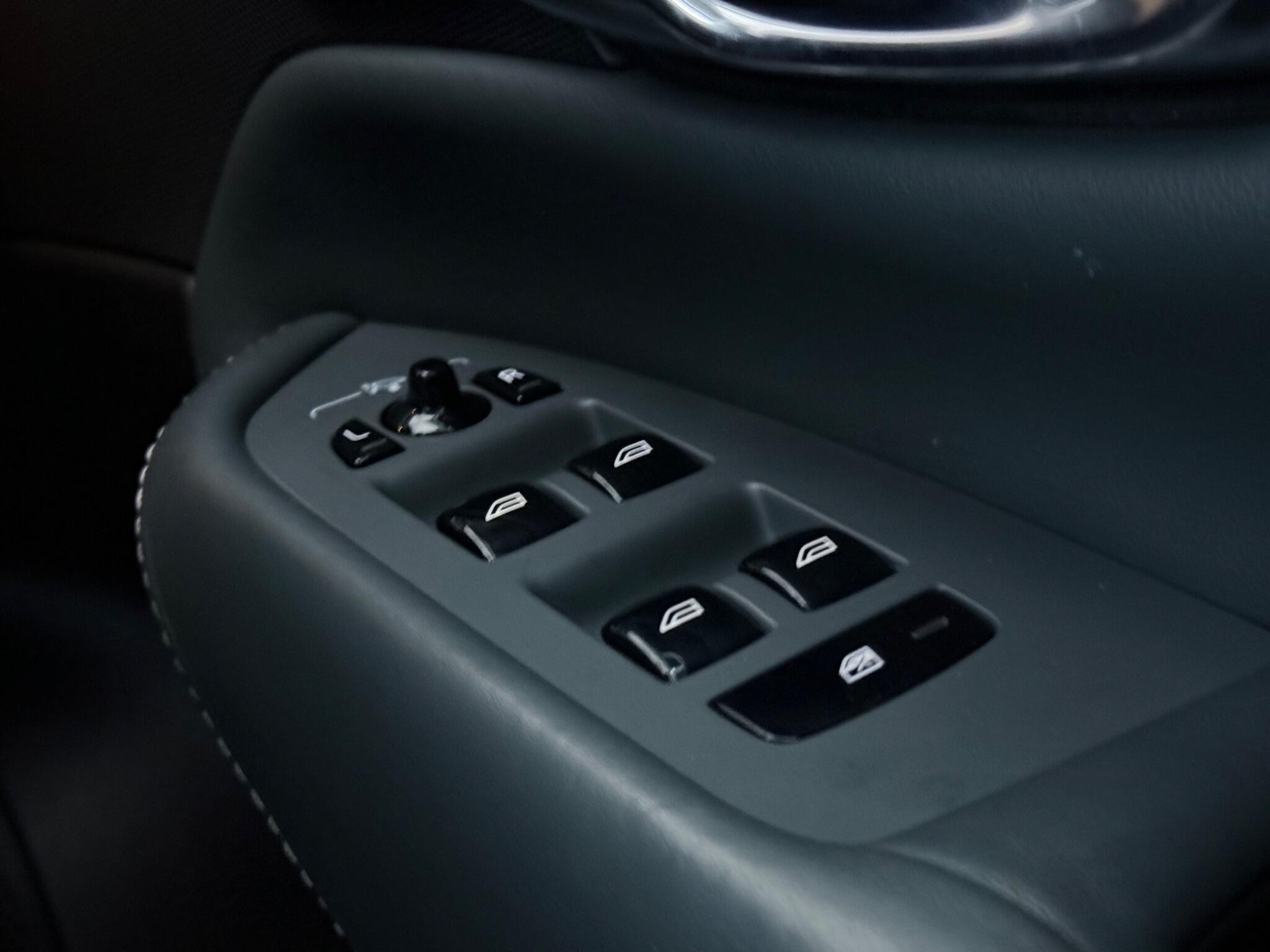 Volvo XC90 view 16