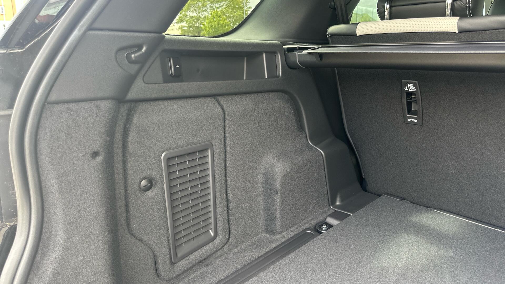 Land Rover Discovery Sport view 23