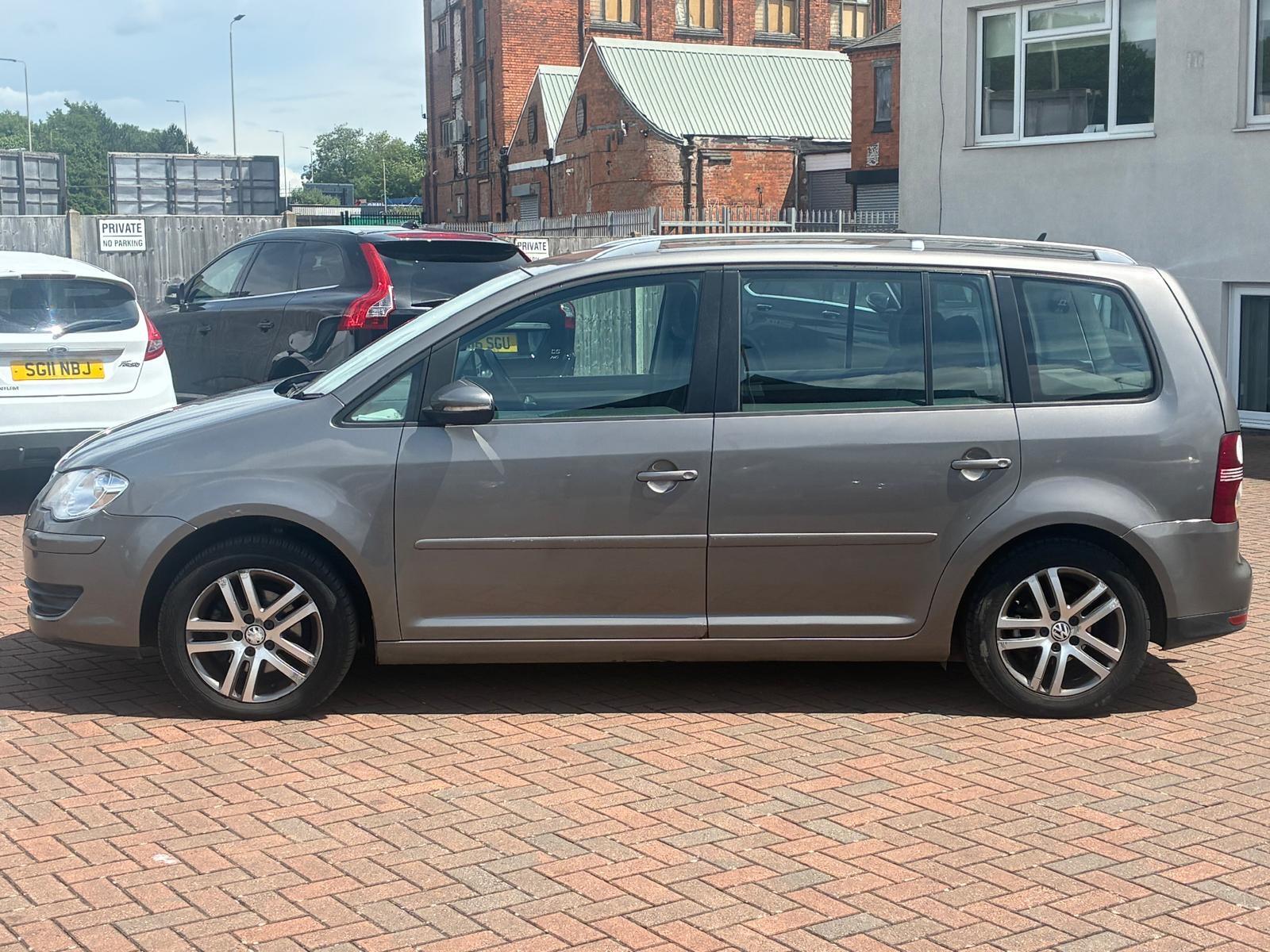 Volkswagen Touran view 8