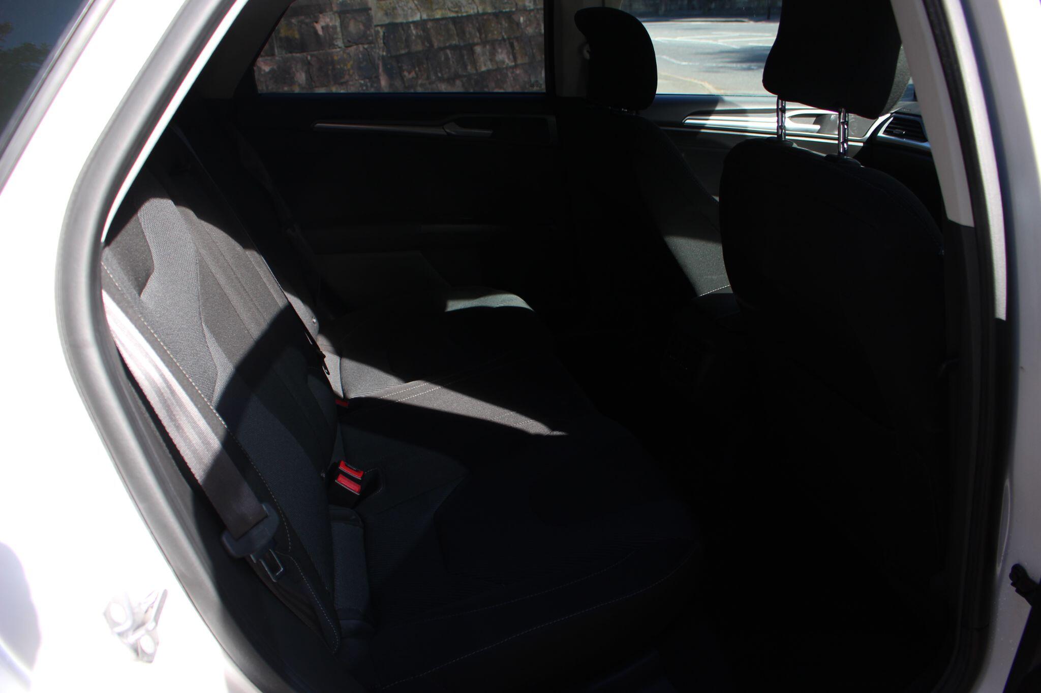 Ford Mondeo view 26