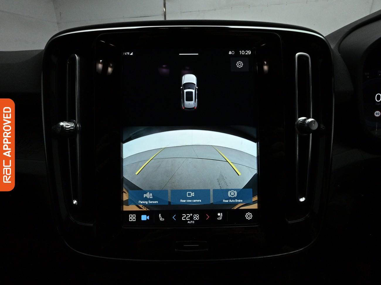 Volvo XC40 view 3