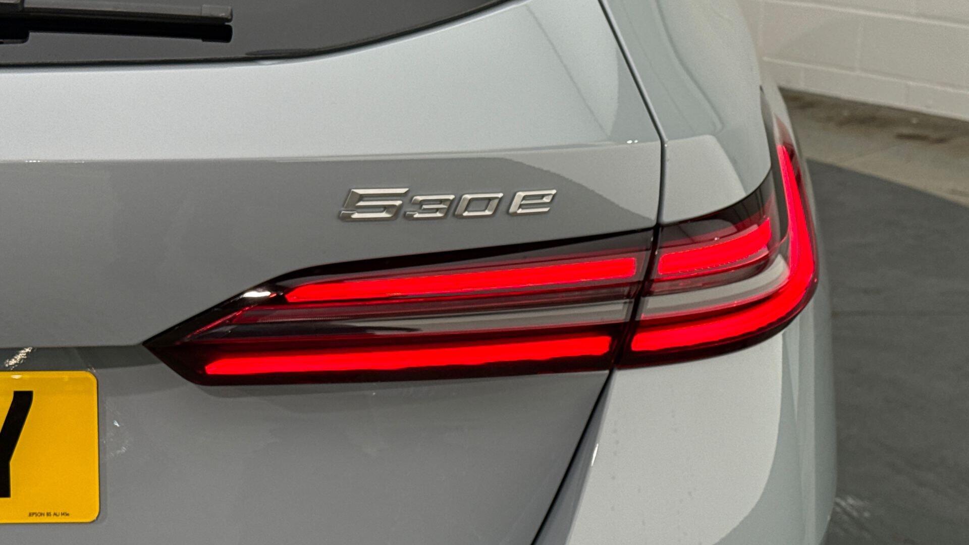 BMW 5 Series view 22