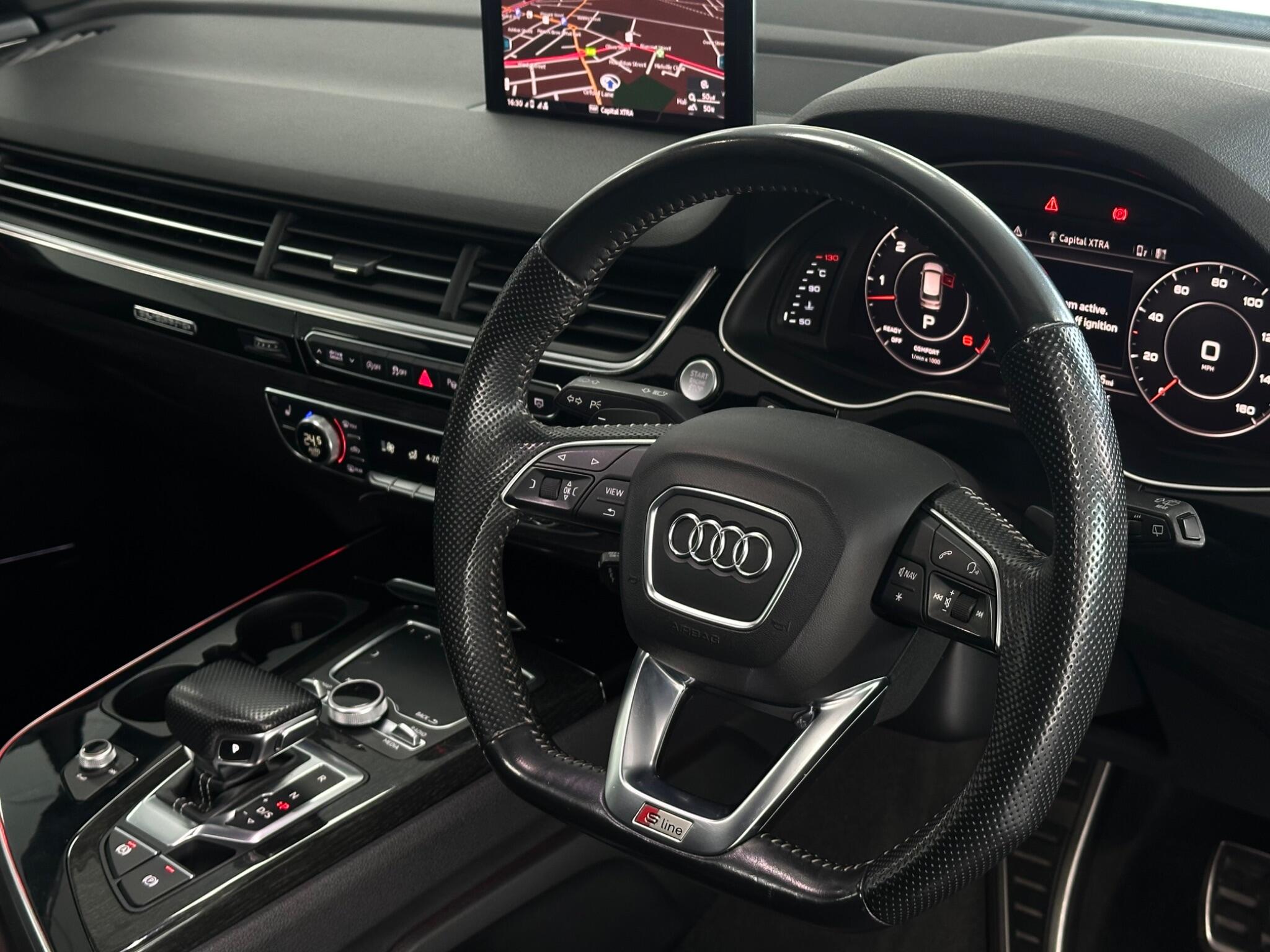 Audi Q7 view 16