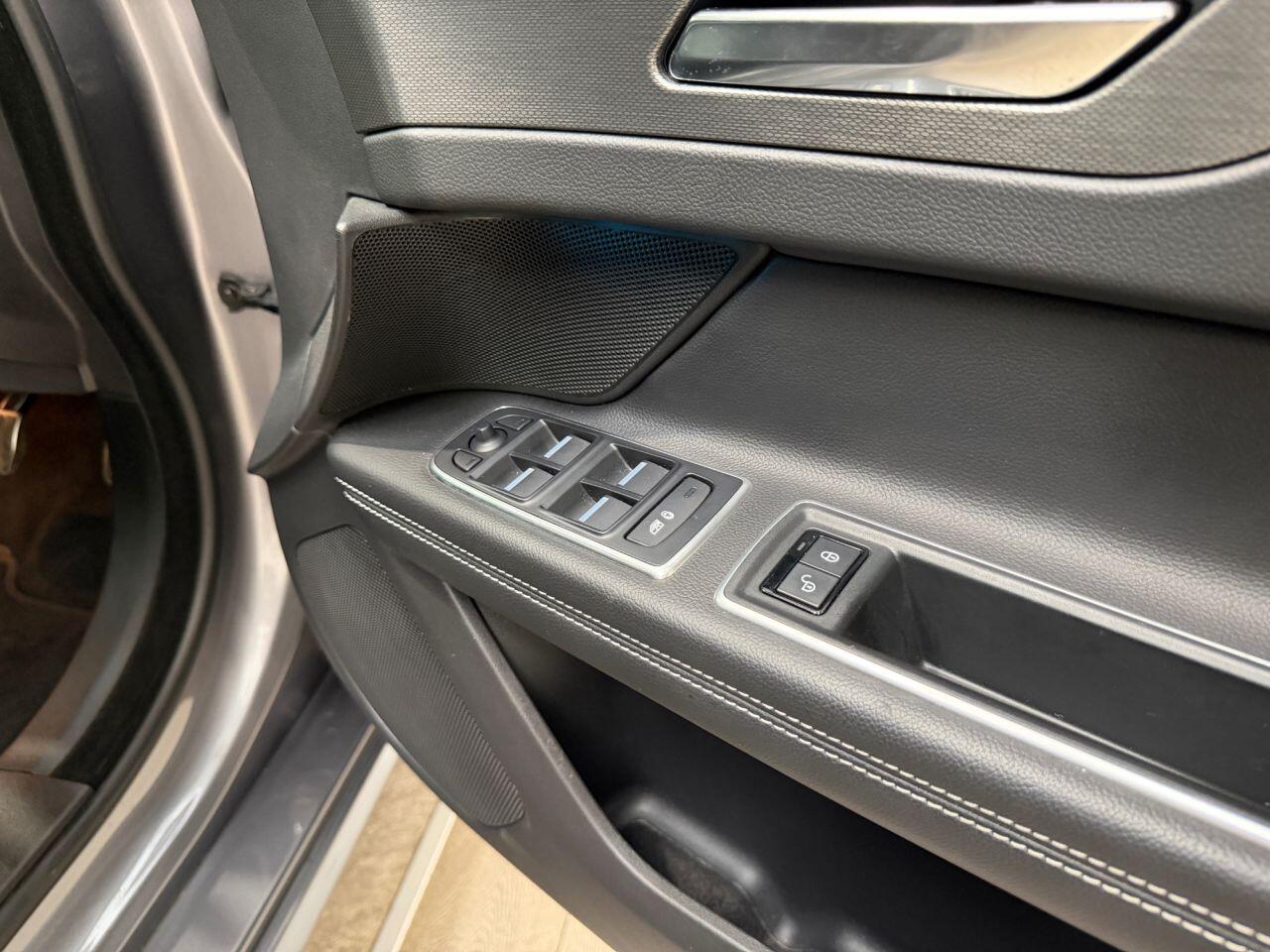 Jaguar XF view 39