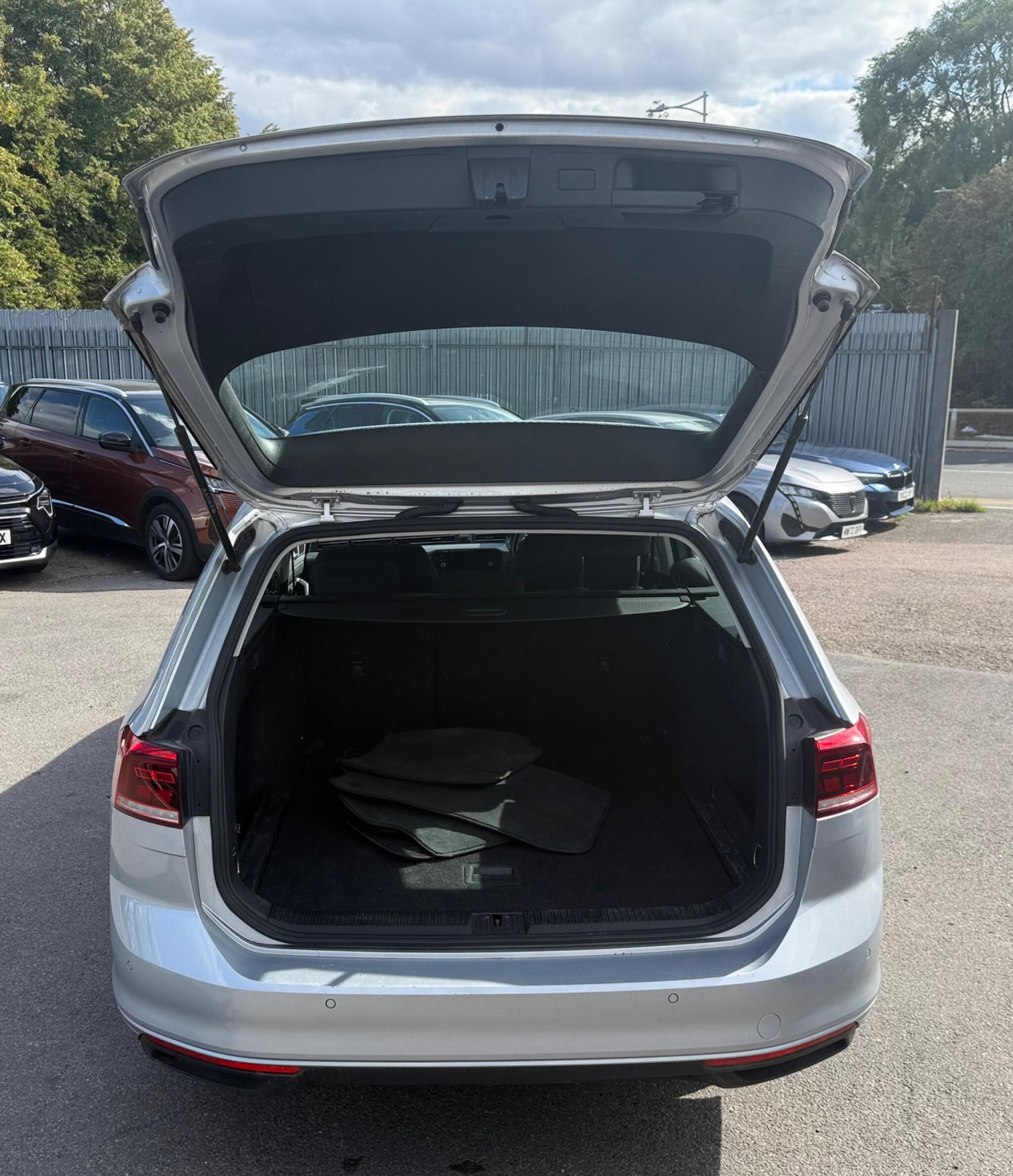 Volkswagen Passat view 19