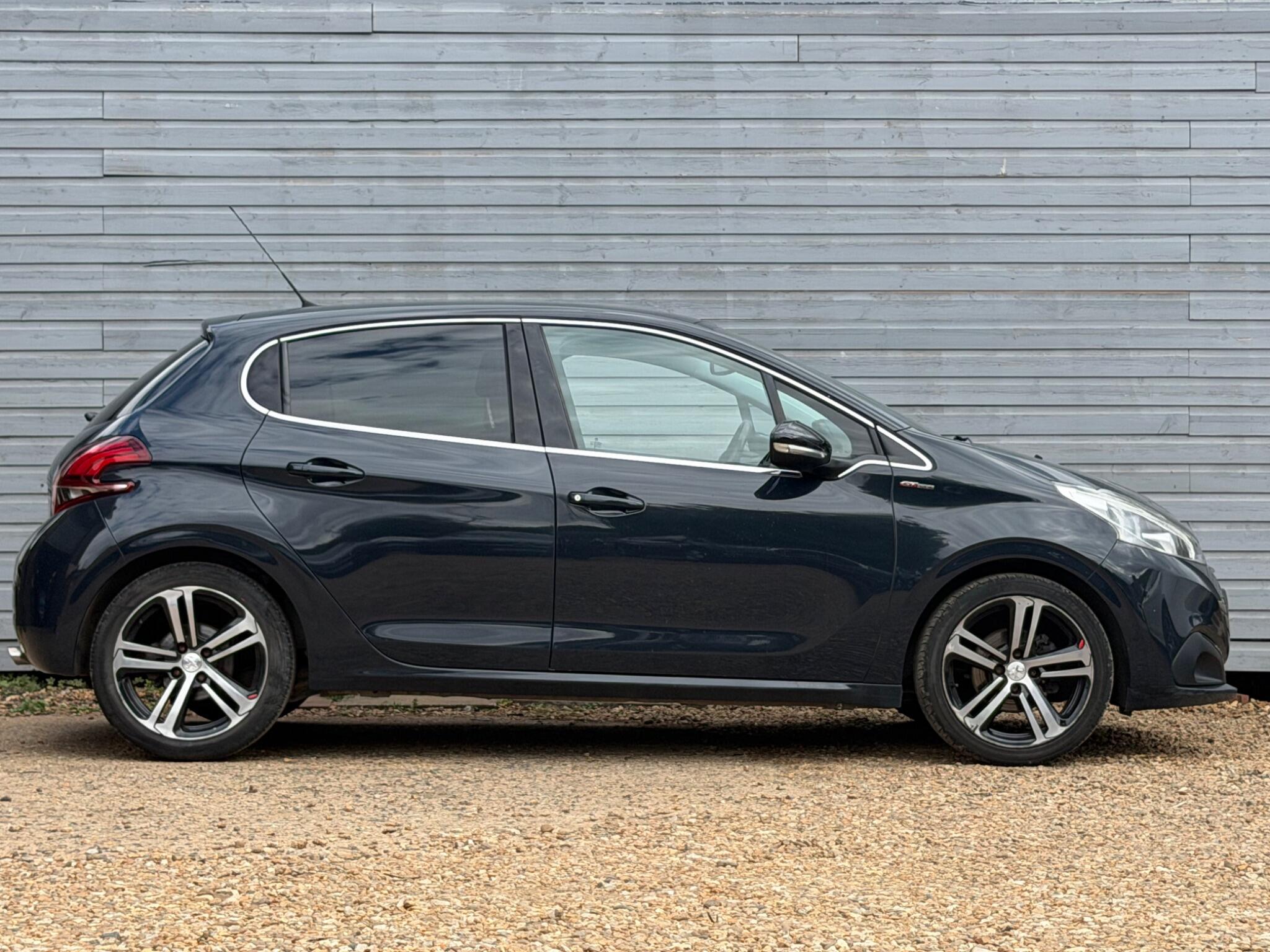 Peugeot 208 view 3