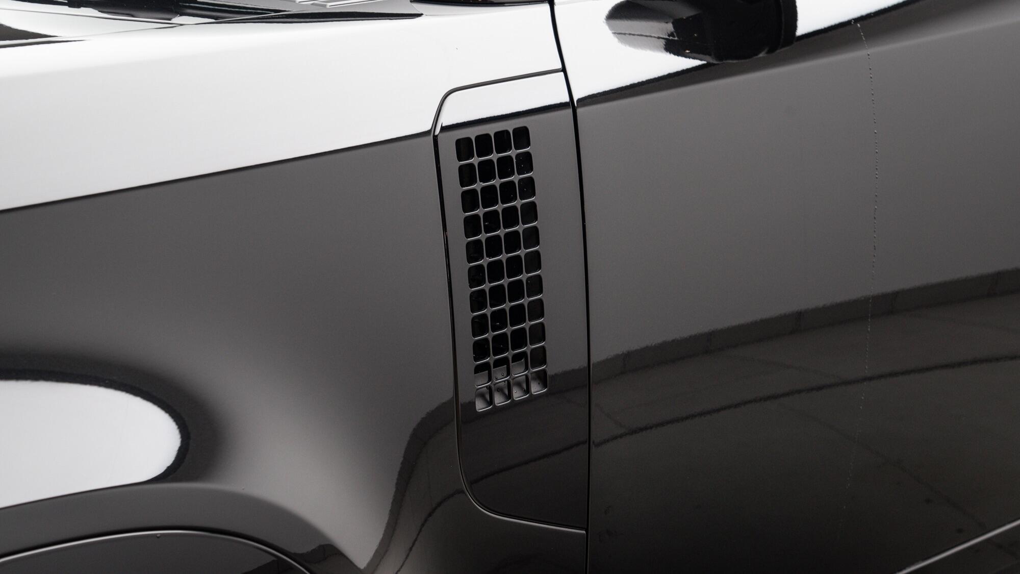 Land Rover Defender 110 view 13