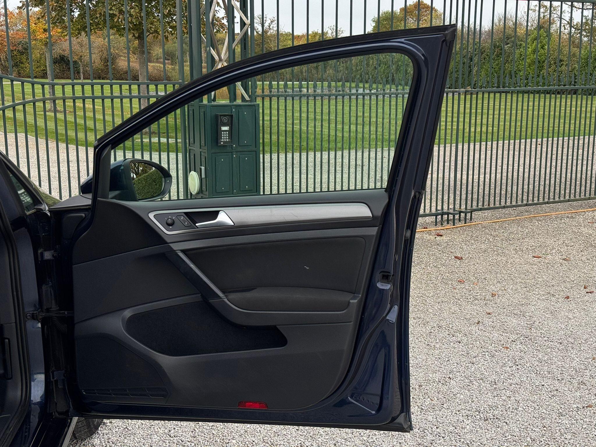 2013 Volkswagen Golf image 9