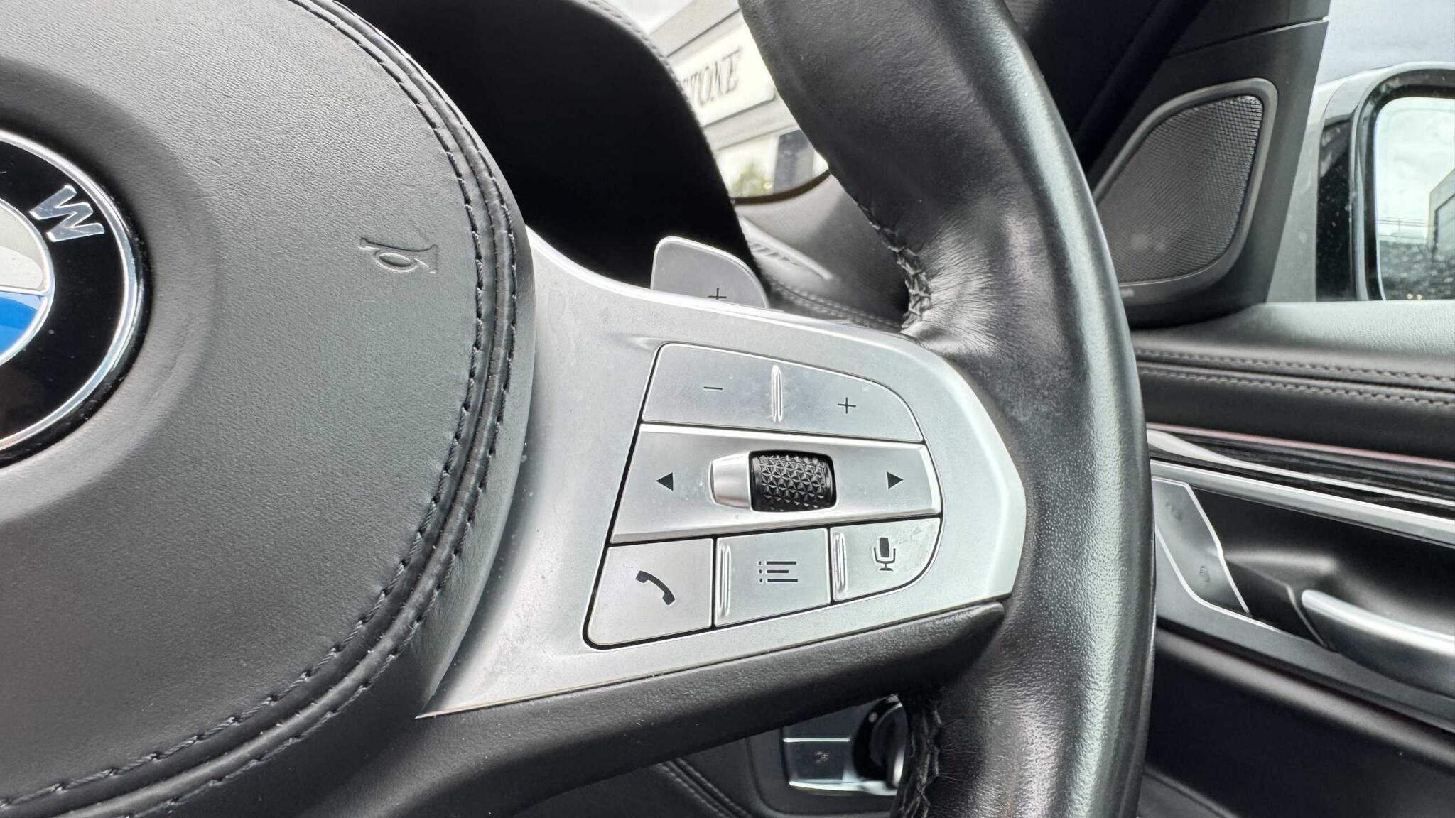 BMW 7 Series view 14